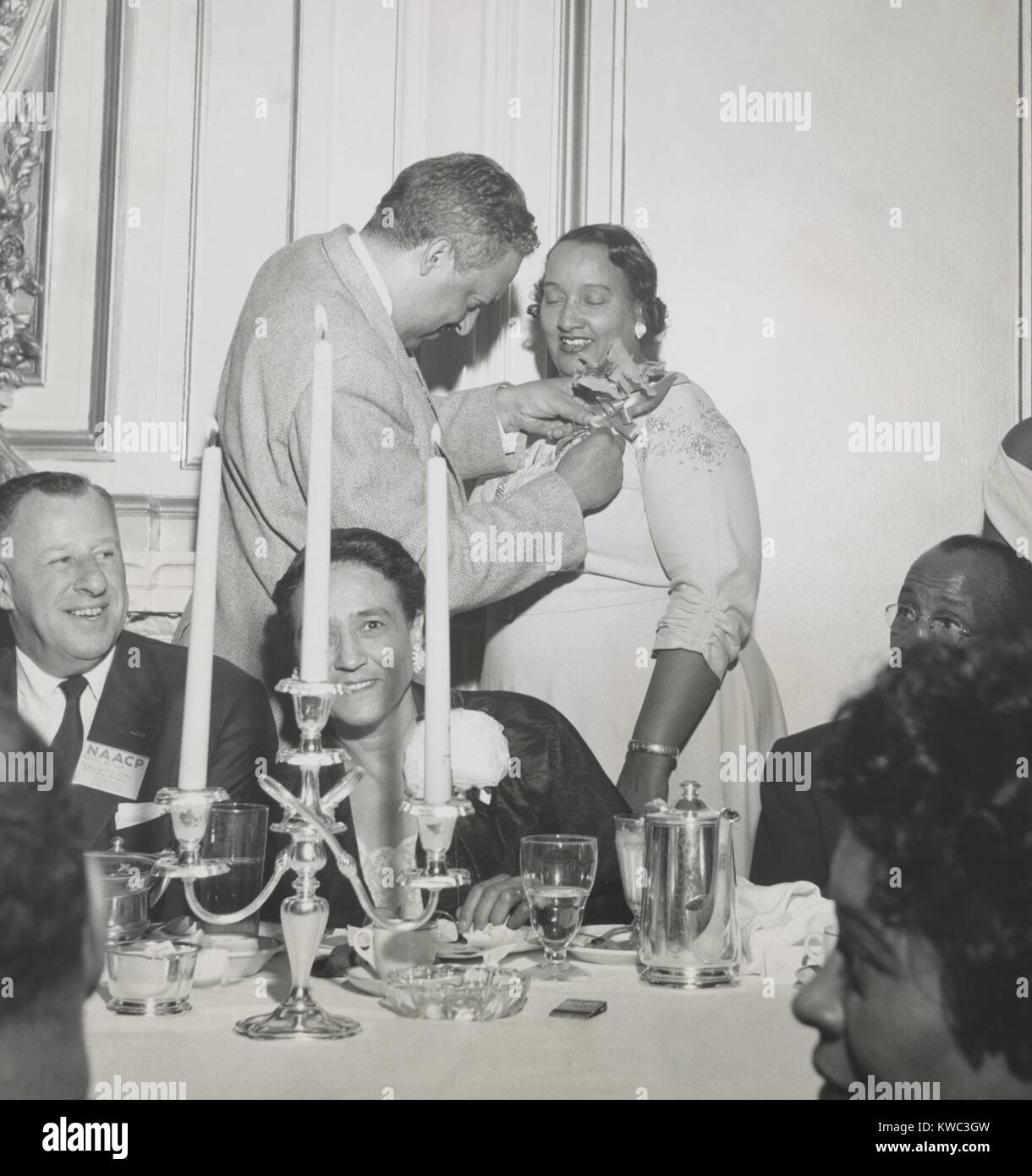 Thurgood Marshall pins Orchidee auf Frau Lulu Weiß, auf Freiheit Kapital Abendessen, 28. Juni 1956. Er war die Teilnahme an der 47. jährlichen NAACP Convention in San Francisco. Frau Weiß war Direktor des Texas State Konferenz der NAACP Filialen. (BSLOC 2015 14 100) Stockfoto
