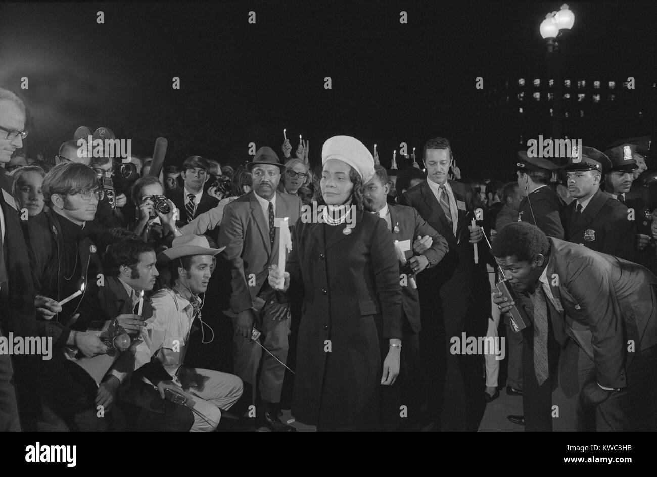 Coretta Scott King am Moratorium zur Beendigung des Kriegs in Vietnam Krieg, Okt. 15, 1969. Halten Sie eine Kerze, die Witwe von Martin Luther King, Jr. führen die Nacht März zum Weißen Haus. (BSLOC 2015 14 107) Stockfoto