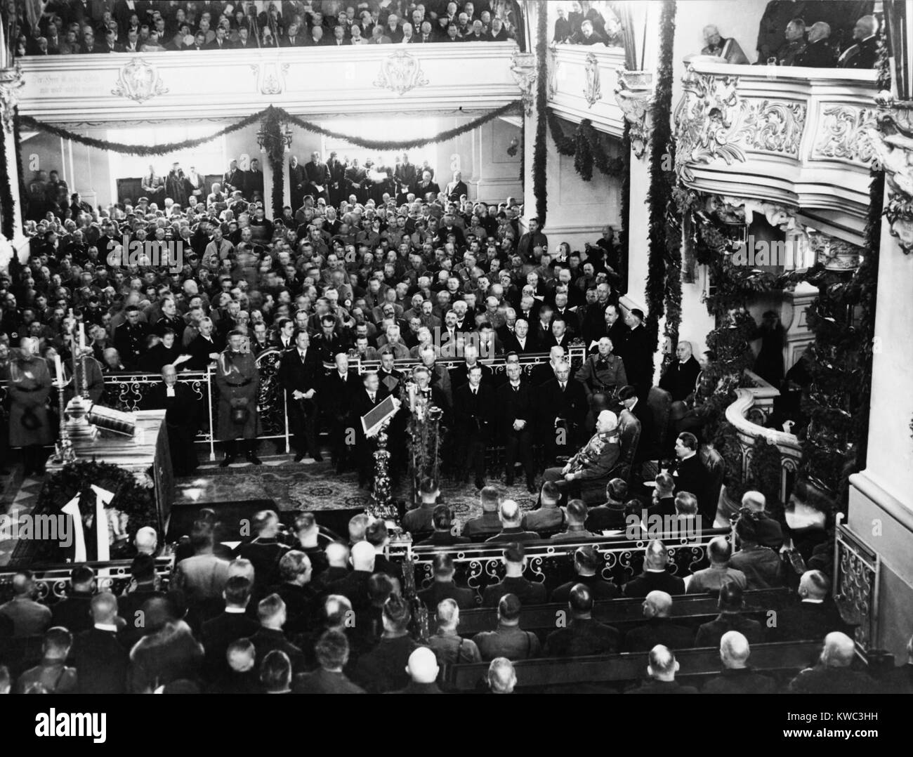 Paul von Hindenburg, Adolf Hitler und Hermann Göring (unten rechts), 21. März 1933. Sie waren in der Garnisonkirche in Potsdam für Zeremonien Eröffnung der Reichstag Sitzung. Hitler war Bundeskanzler der Bundesrepublik Deutschland am 31.01.30, 1933 benannt. (BSLOC 2015 14 11) Stockfoto