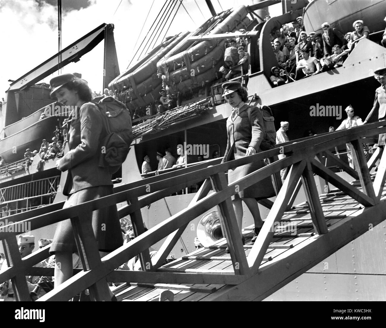 Frauen Marines Ankunft auf den Hawaiianischen Inseln mit ihrem Feld Packs. Während des Zweiten Weltkrieges 2, 28.02.1945. (BSLOC 2015 14 114) Stockfoto