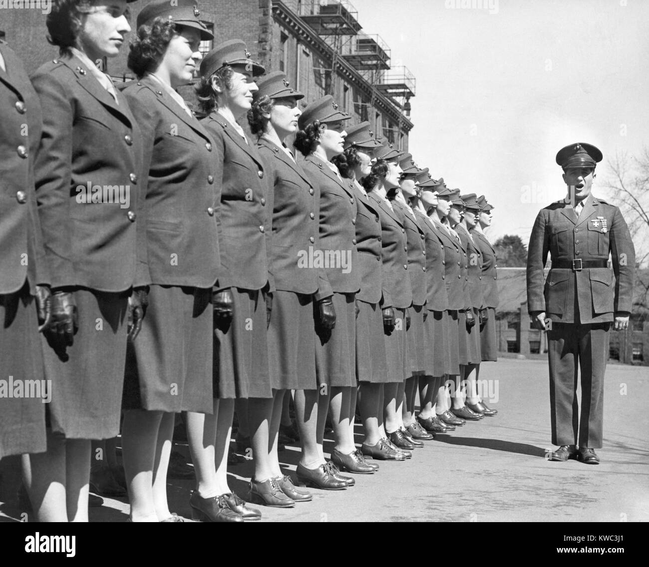 Drill Instructor mit uniformierten Rekruten des Marine Corps von Frauen finden die Officer Candidate School. Ca. 1945. (BSLOC 2015 14 116) Stockfoto