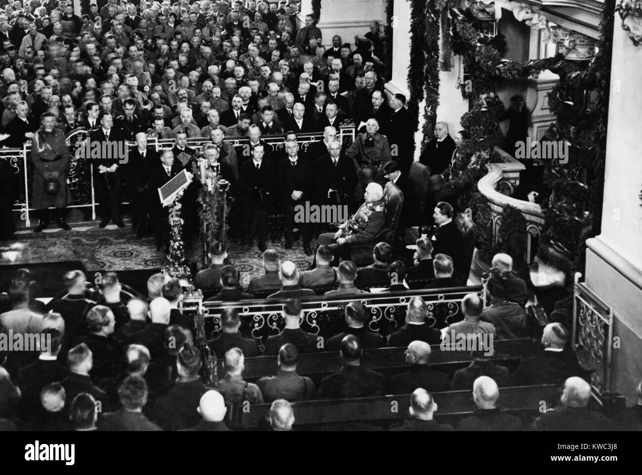 Paul von Hindenburg, Adolf Hitler und Hermann Göring (Mitte rechts), 21. März 1933. Sie waren in der Garnisonkirche in Potsdam für Zeremonien Eröffnung der Reichstag Sitzung. Hitler war Bundeskanzler der Bundesrepublik Deutschland am 31.01.30, 1933 benannt. (BSLOC 2015 14 12) Stockfoto