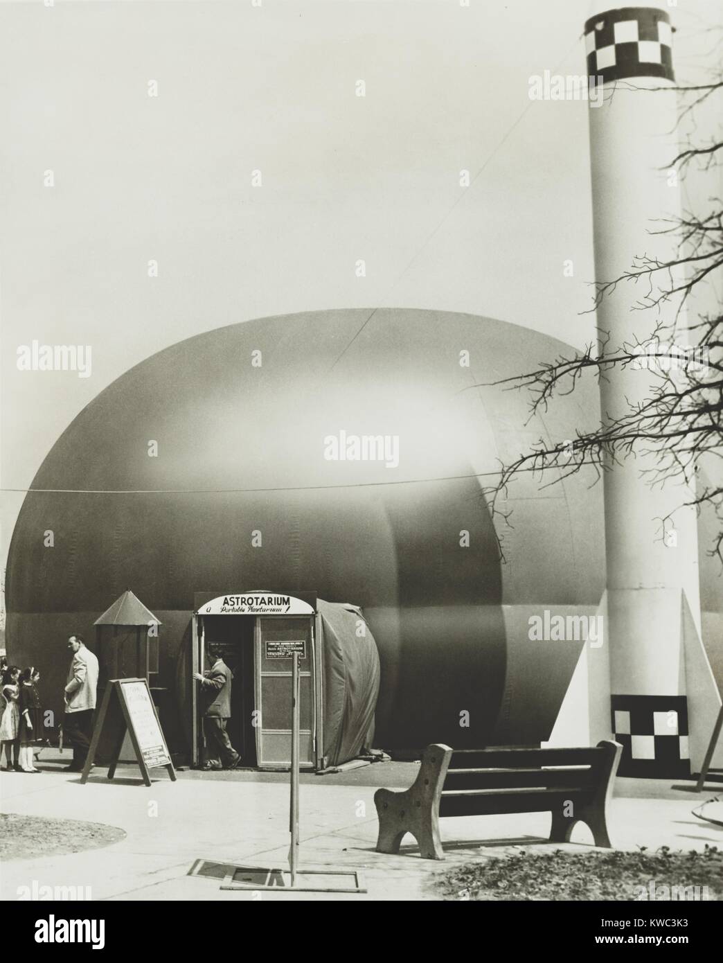 Astrotarium Ein Tragbares Planetarium Bei Abraham Straus Store In Babylon Long Island New York Marz 31 1951 Die Space Age Wissenschaft Ausstellung War Bis Auf Einem Parkplatz An Der Great South