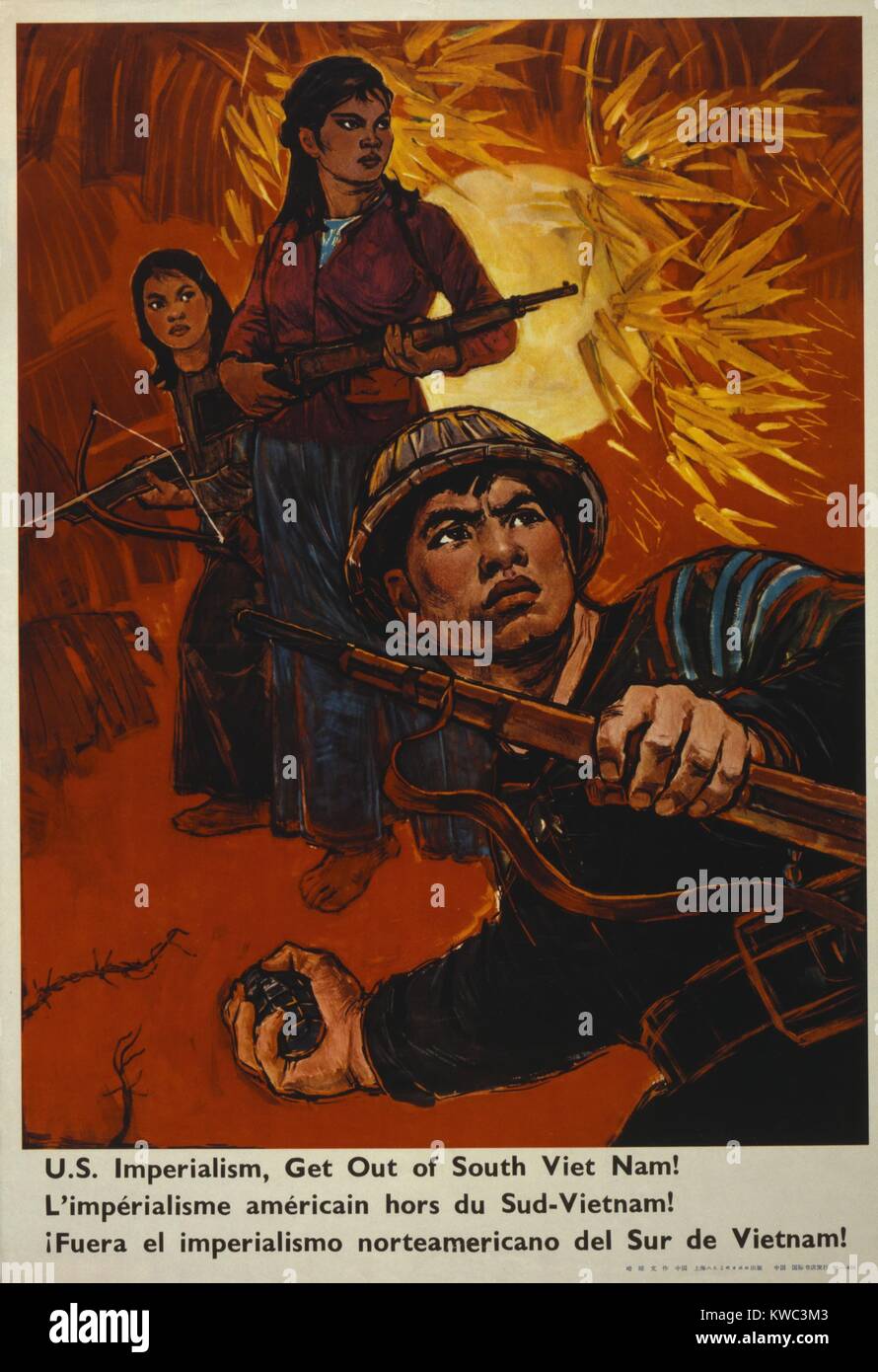 Das kommunistische China Plakat liest", der US-Imperialismus, aus dem südlichen Vietnam!" Ca. 1970. Plakat zeigt Männer und Frauen Soldaten in Vietnam in heroischen Posen in einem Dschungel. (BSLOC 2015 14 136) Stockfoto