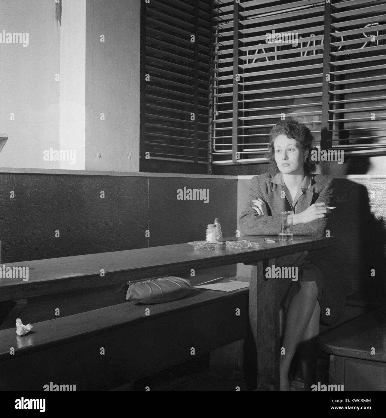 Junge Frau Allein In Einem Washington D C Bar April 1943