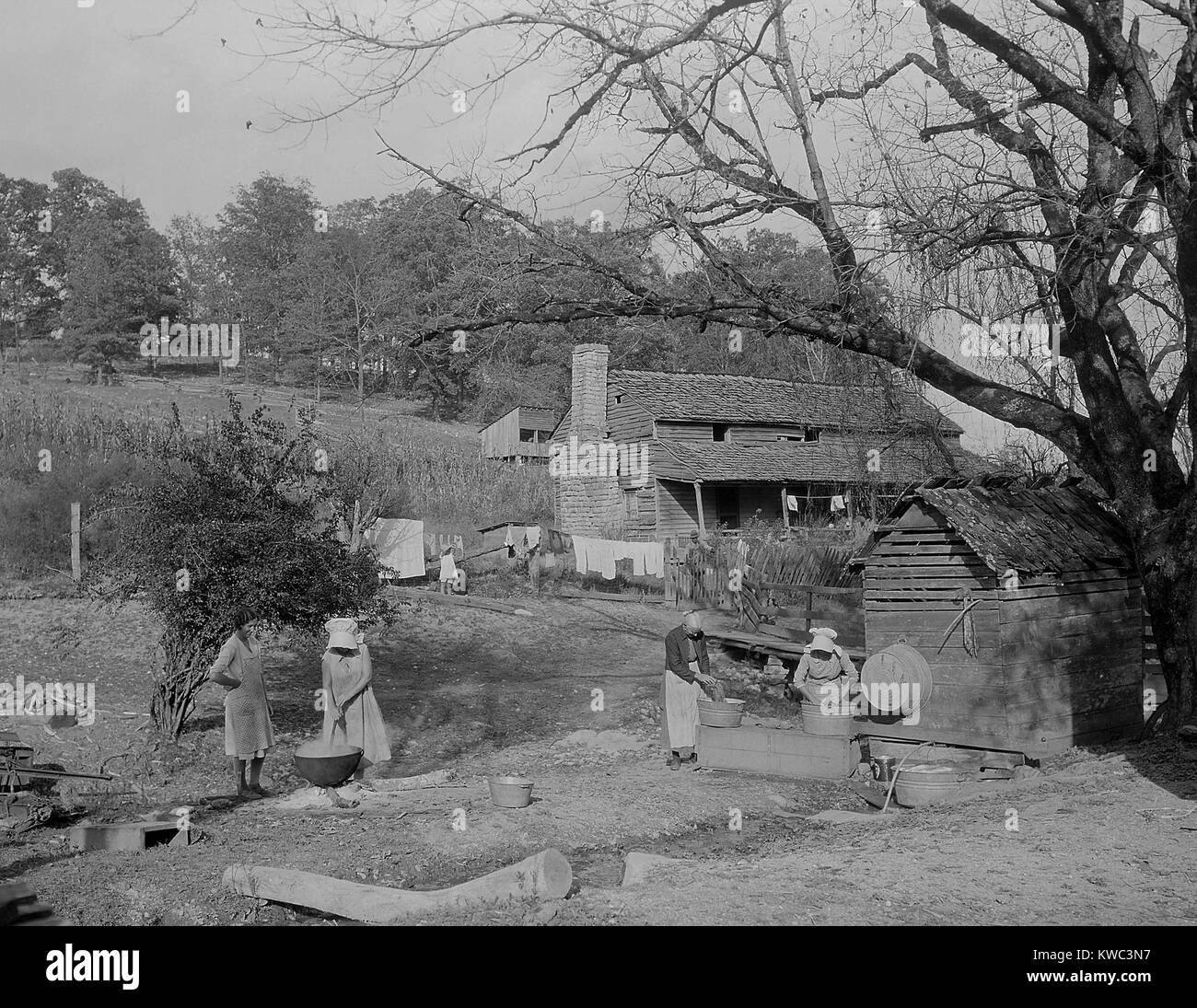 Vier Frauen auf washday am Stooksberry Homestead, aus dem Bürgerkrieg. 1933 Sie traditionelle verwendet waschen Methoden. Das Homestead würde überflutet werden, wenn der Norris Dam Reservoir gefüllt. (BSLOC 2015 14 148) Stockfoto