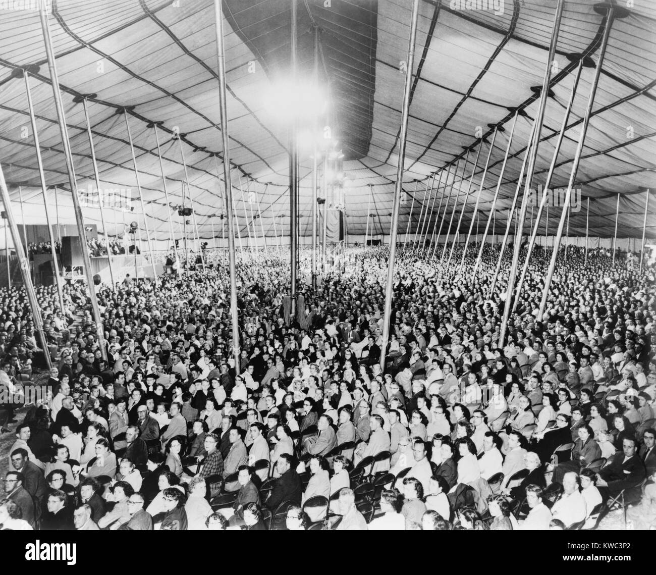 Prediger Oral Roberts durchgeführt evangelistische und Glaubensheilung Kreuzzüge in einem Zelt in 1959. Er bereiste Amerika mit seinem riesigen Zelt Kathedrale, die wuchs, bis es 12.000 Menschen statt. (BSLOC 2015 14 157) Stockfoto