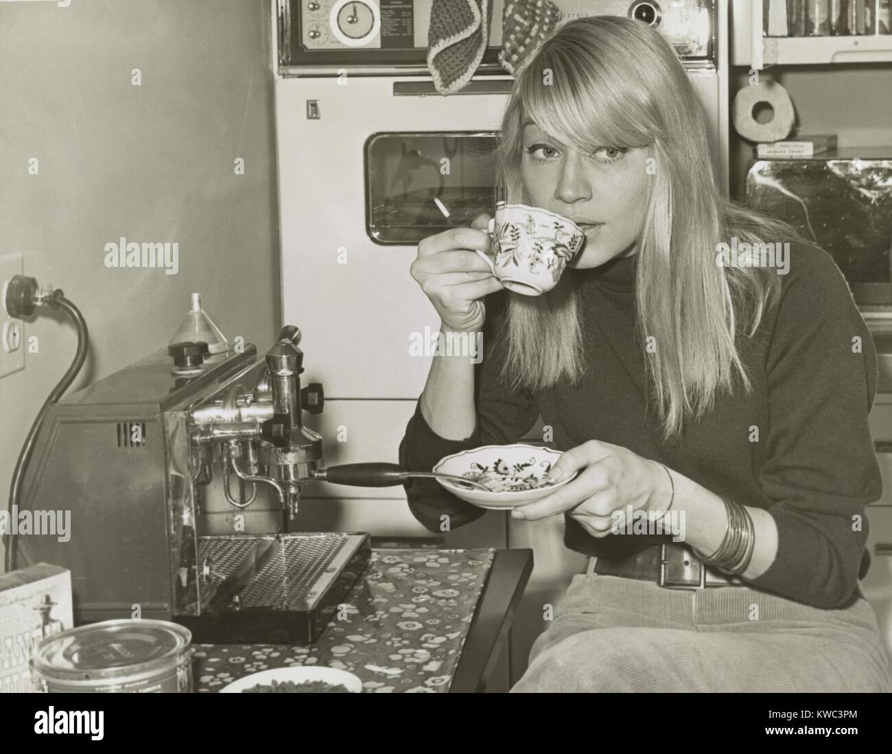 Mary Travers, Mitglied der Folk Gruppe "Peter, Paul und Mary in ihrem New York City Küche. Nov. 17. 1965. Der Sänger Getränke Kaffee mit ihrem italienischen Espresso Maschine auf der linken Seite. (BSLOC 2015 14 168) Stockfoto