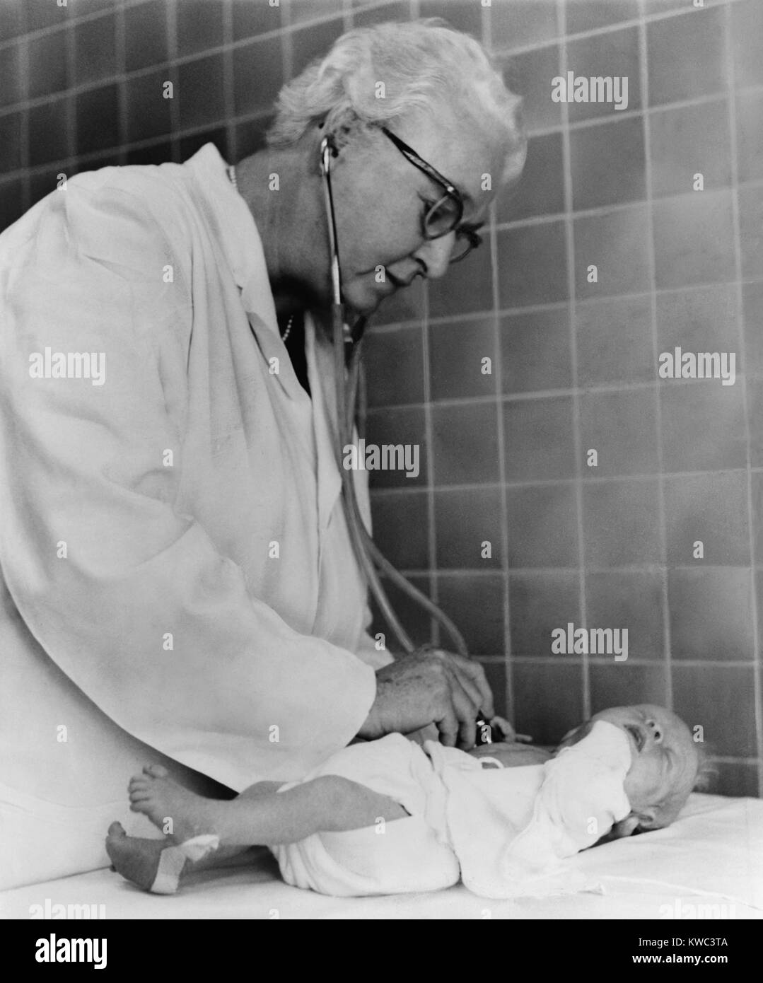 Dr. Virginia Apgar Prüfung ein neugeborenes Baby mit Stethoskop, Oktober 2, 1966. Sie stellte das "Apgar Kerbe, "ein Weg zur Gesundheit von Neugeborenen schnell beurteilen. Es wertet die Säuglinge Teint, Pulsfrequenz, Reflex, Aktivität und Atmung." (BSLOC_2015_14_186) Stockfoto