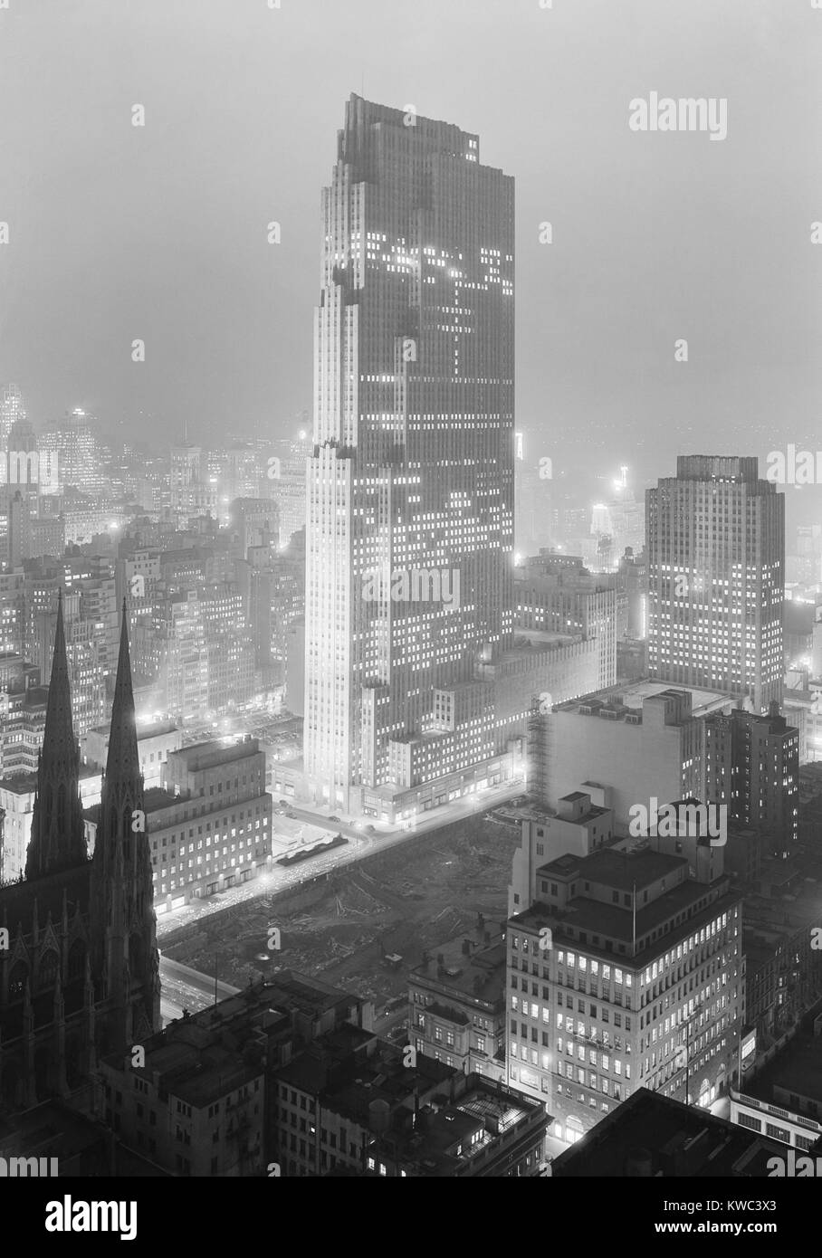 Nacht Blick vom Rockefeller Center und RCA-Gebäude von 515 Madison Avenue am Dez. 5, 1933. Die lose über der Straße von St. Patrick's Cathedral (unten links) erwarten. Der Komplex von 19 kommerziellen Gebäude wurde im Jahr 1939 abgeschlossen. Foto von Samuel H. Gottscho. (BSLOC 2015 14 201) Stockfoto