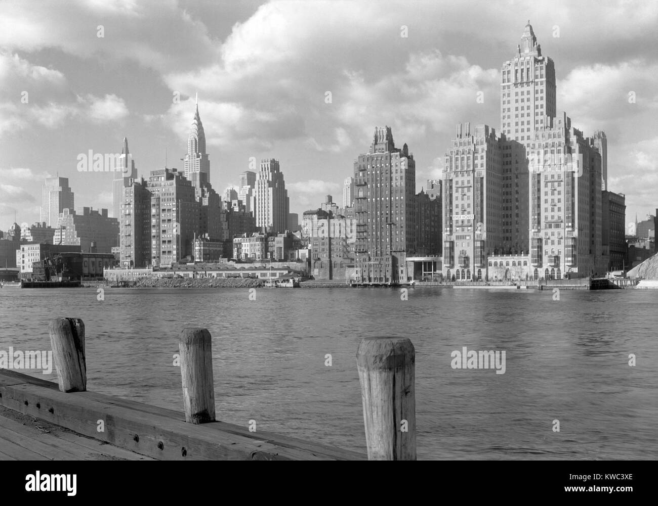 River House, wurde ein neues Gebäude an der 52 St. und den East River, New York City, Dez. 15, 1931. Links im Vordergrund sind Hafenanlagen. In fernen Links sind die neuen Empire State Building und Chrysler Gebäude. Foto von Samuel H. Gottscho. (BSLOC 2015 14 205) Stockfoto