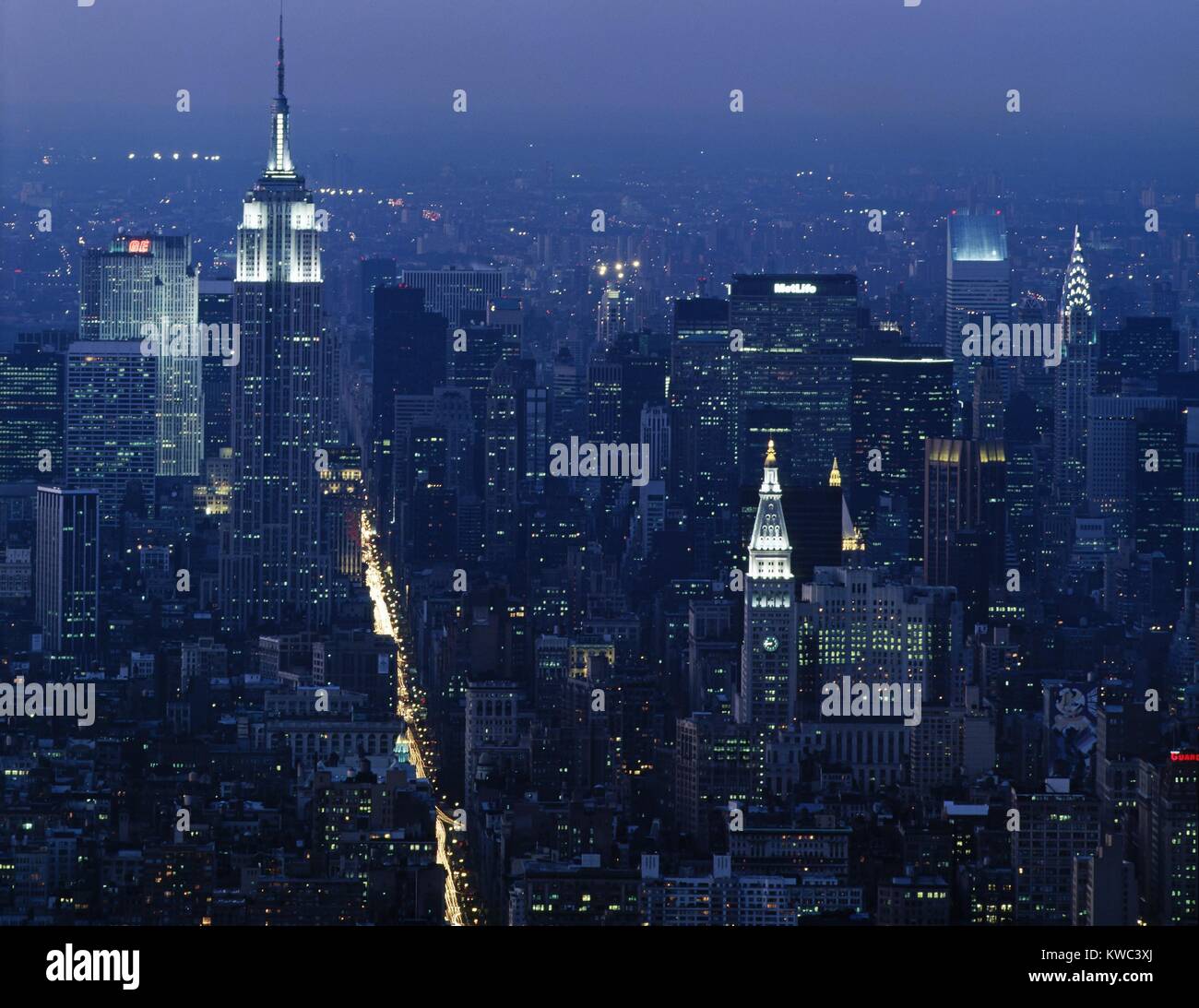 Mid-Manhattan und Empire State Building bei Nacht in den 1980er Jahren. Blick vom World Trade Center von Carol Highsmith. (BSLOC 2015 14 206) entfernt, da pro Anfrage Ron's 7/27/2016 - BD Stockfoto