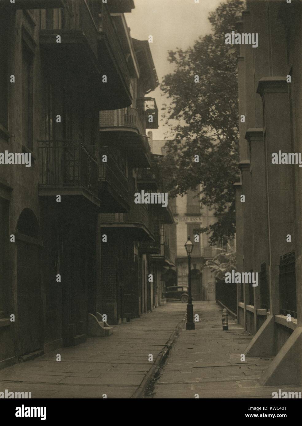 Eine Gasse, in einer unbekannten Stadt (New Orleans?) im amerikanischen Süden, Ca. 1930. Photo zeigt schmale Gasse in einem Wohnviertel, wo die Gebäude haben Balkons. Von Doris Ulmann. (BSLOC 2015 14 228) Stockfoto