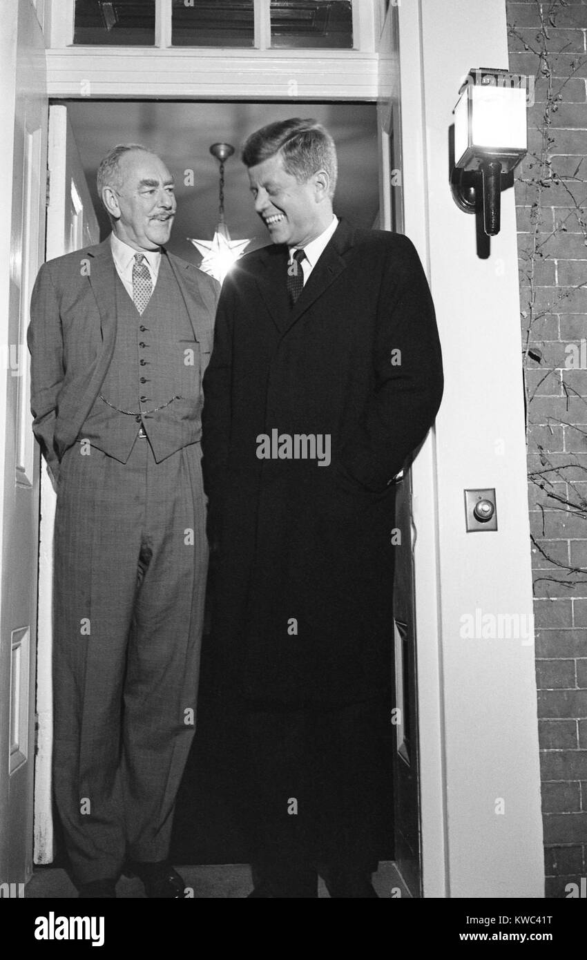 Der designierte Präsident John Kennedy und Dean Acheson nach der Sitzung am 28.11.1960. Acheson war Staatssekretär von 1949 bis 1953, während der Harry Truman Administration. (BSLOC 2015 14 34) Stockfoto