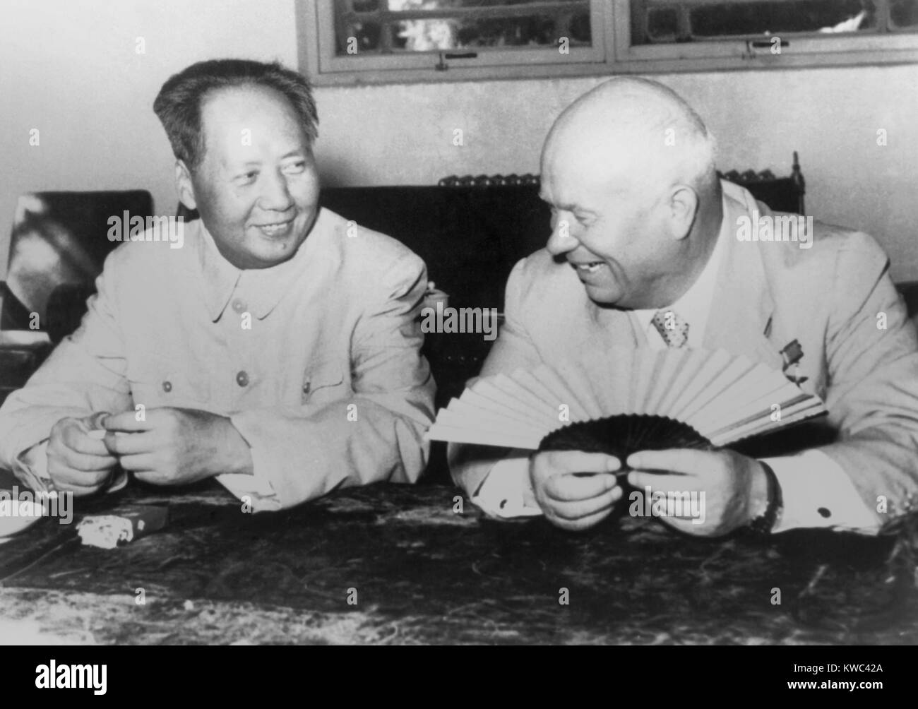 Mao Tse-tung und Nikita Chruschtschow, der während der sowjetischen Führer Besuch in Peking (Beijing). August 11, 1958. Während der Begehung, die rivalisierenden Kommunistischen Führer die Unterzeichnung einer gemeinsamen Erklärung zur Verurteilung der Aktionen der USA und Großbritanniens im Nahen Osten und fordert einen Rückzug ihrer Streitkräfte aus dem Libanon und Jordanien. (BSLOC 2015 14 4) Stockfoto