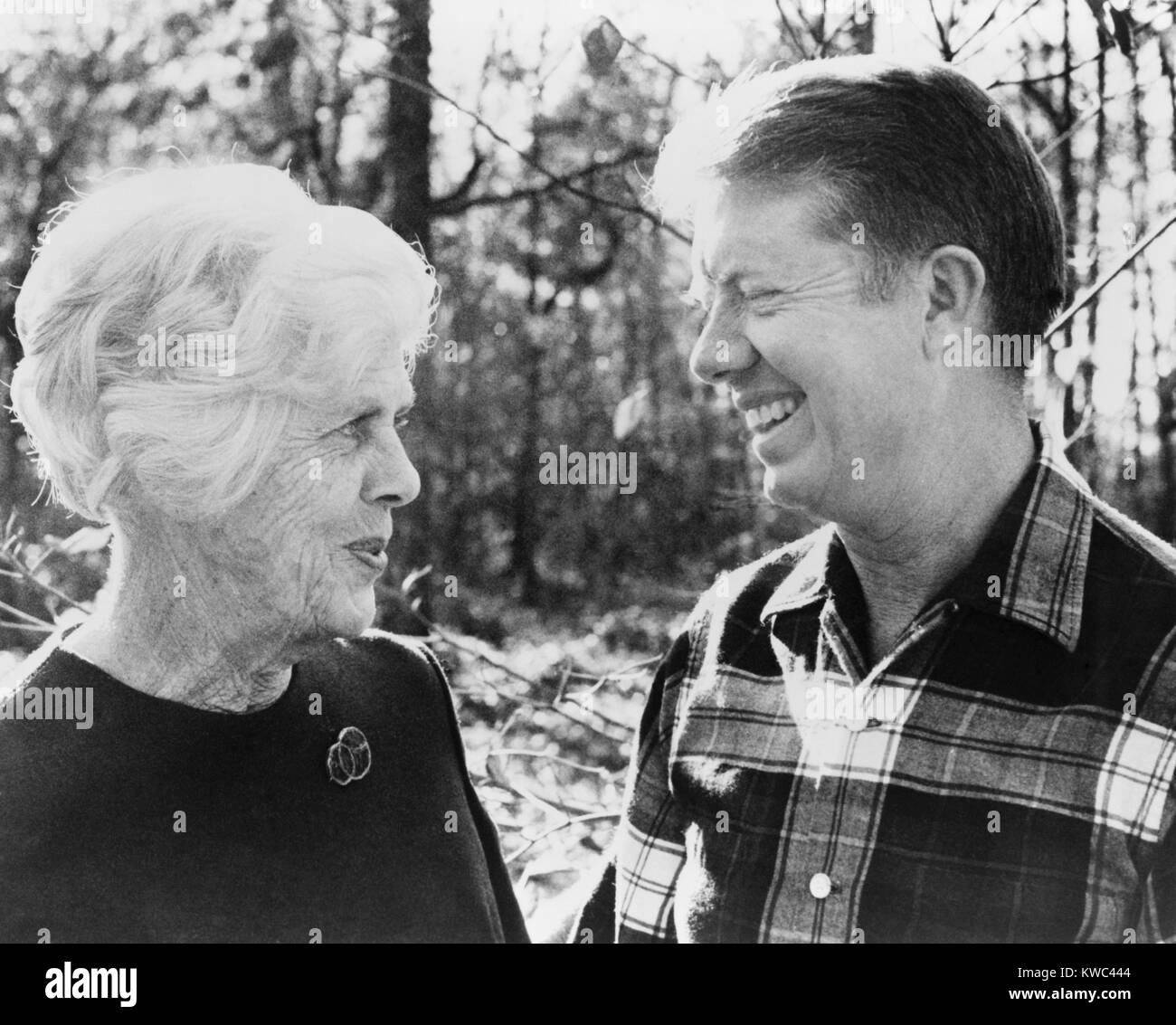 Jimmy Carter und seine Mutter, Frau Lillian. Geboren Bessie Lillian Gordy, erhielt sie ihr Diplom in Krankenpflege 1923. Sie verband das Peace Corps in 1966, in Indien Godrej Kolonie für Menschen mit Lepra zu dienen. (BSLOC 2015 14 66) Stockfoto