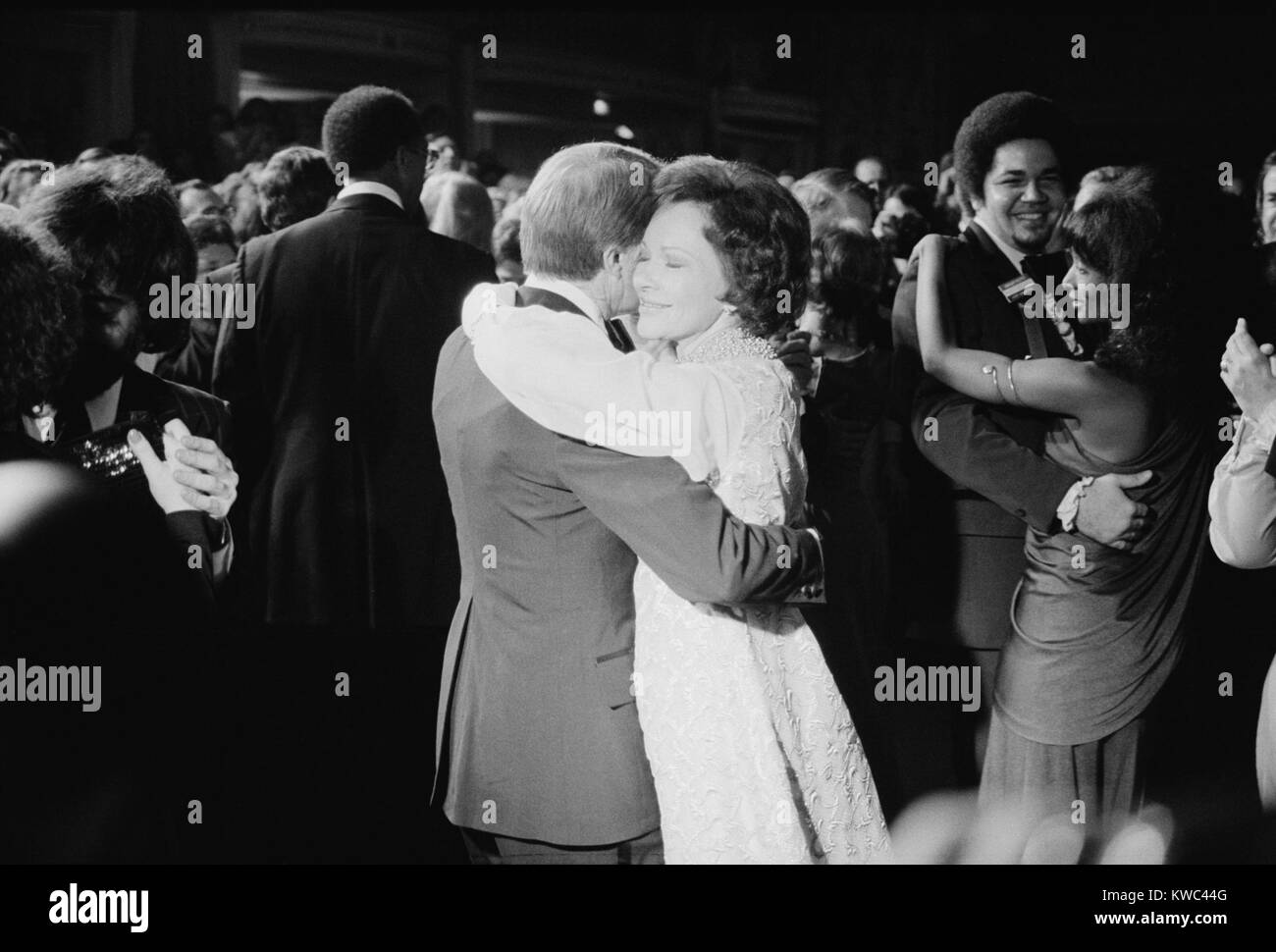 Präsident Jimmy Carter und der First Lady Rosalynn Carter Tanz in eine konstituierende Ball. Jan. 20, 1977. (BSLOC 2015 14 70) Stockfoto