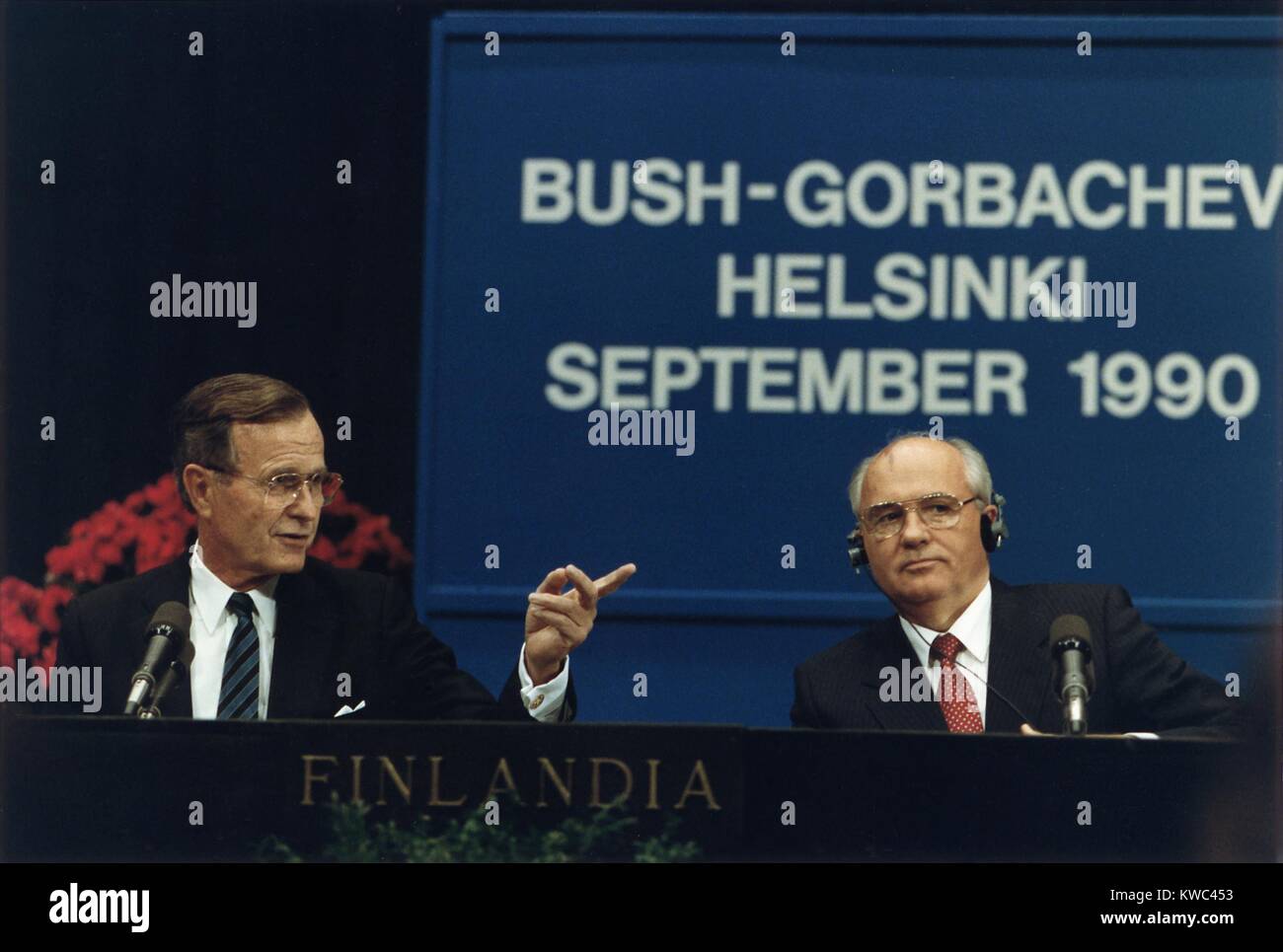 Pres. George H.W. Bush und der sowjetische Pres Michail Gorbatschow auf dem Gipfel von Helsinki, Sept. 9, 1990. Die Tagesordnung wurde durch den Mittleren Osten, vor allem Saddam Husseins Einmarsch in Kuwait dominiert. Die Sowjetunion war von zugseilen Verlust der Osteuropäischen Warschauer Paktes Verbündete und separatistischen Bewegungen innerhalb der UDSSR. (BSLOC 2015 14 78) Stockfoto
