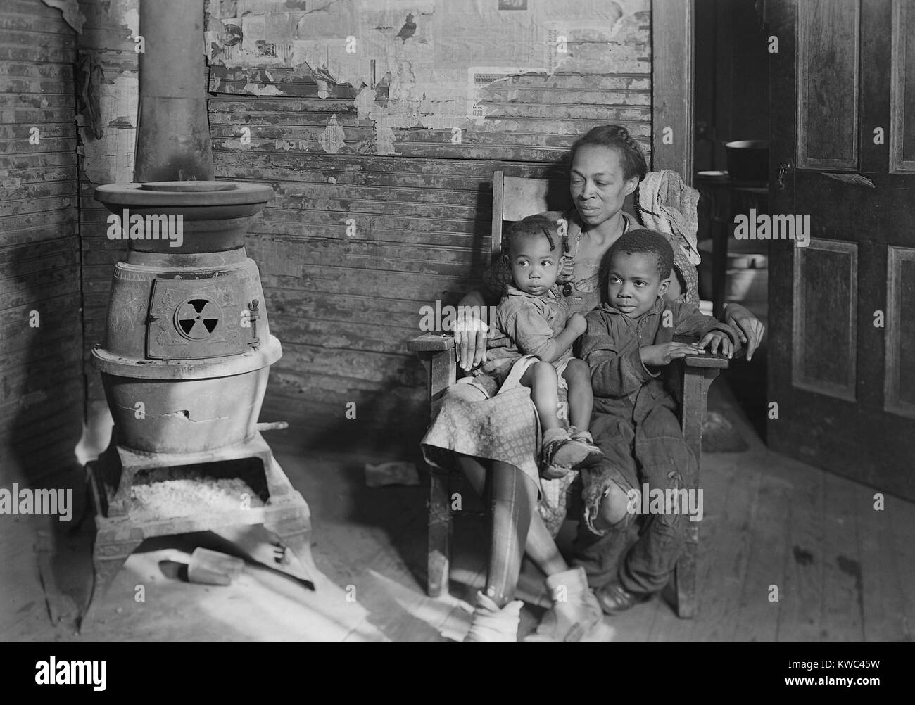 Frau und Kinder eines Arbeitslosen African American Coal Miner in Scott's Run, West Virginia. Foto von Lewis Hine, März 1937. (BSLOC 2015 14 95) Stockfoto