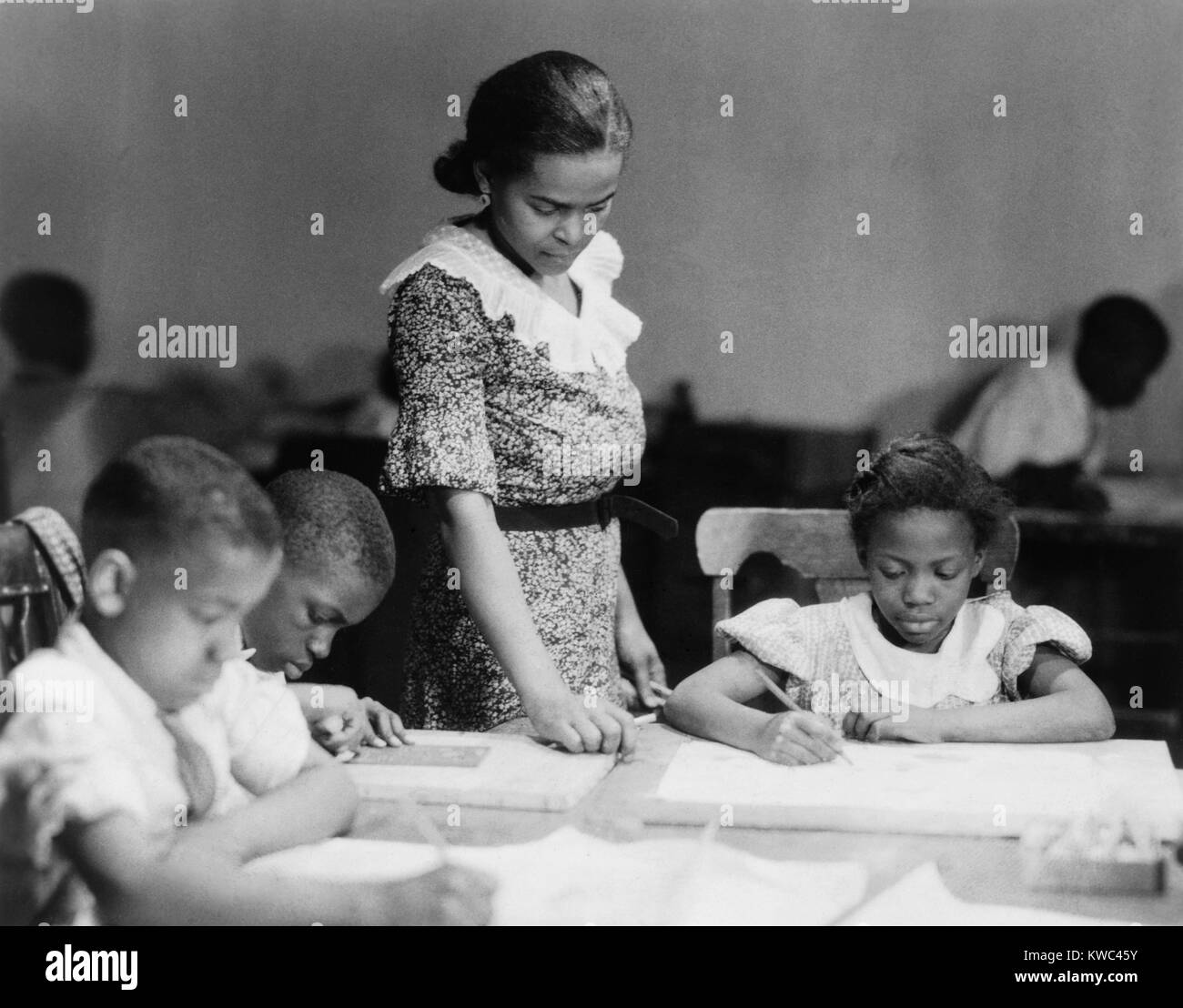 Kinder der Klasse an der Harlem Kunst Workshop, an der New York Public Library, 135 St. Zweig. Susie McIver lehrt in WPS-Federal Art Project, Ca. 1933-34. (BSLOC 2015 14 97) Stockfoto