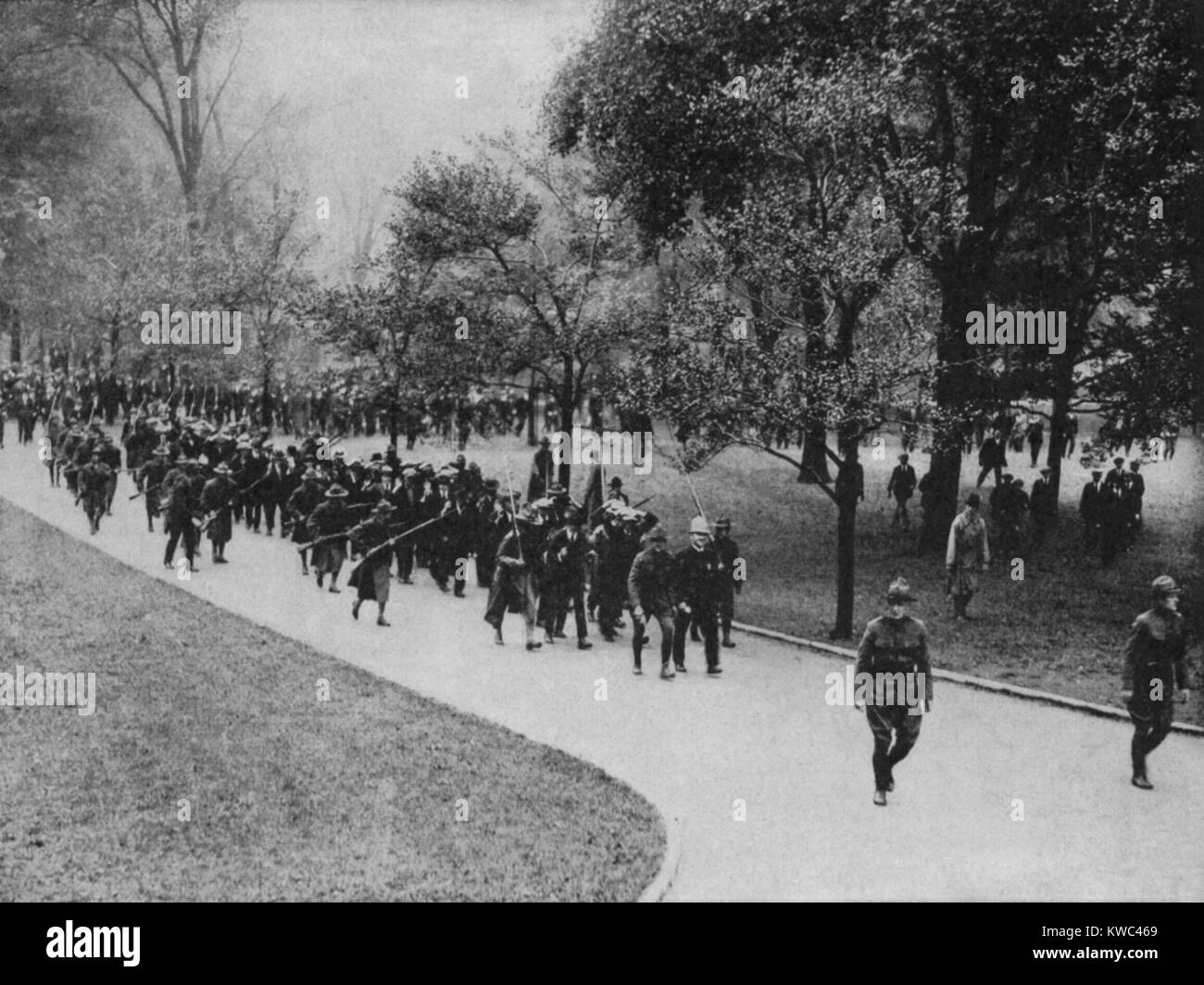 Massachusetts State Guard Inhaftierung von Verdächtigen während der Boston Polizei Streik der Sept-Oct. 1919. Polizeichef Curtis feuerte 1.117 Streikenden und ersetzt sie aus einem Pool von Arbeitslosen Veteranen des Ersten Weltkriegs. (BSLOC 2015 15 101) Stockfoto