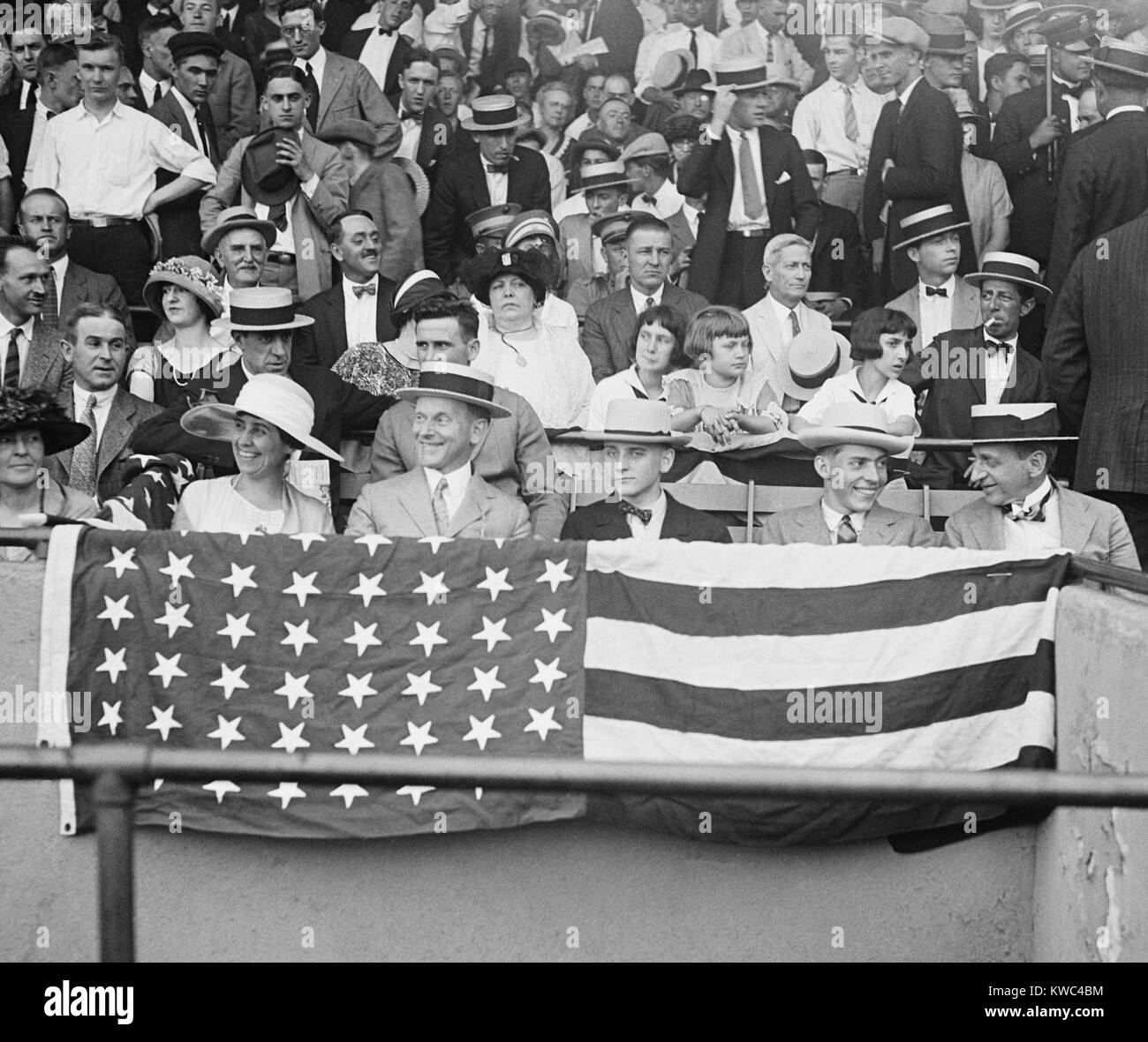 Präsident Calvin Coolidge eine Washington Senatoren baseball spiel mit seiner Familie im Jahr 1924. L-R: First Lady Gnade; der Präsident; Calvin, Jr., Alter 16; Johannes, Alter 17. (BSLOC 2015 15 164) Stockfoto