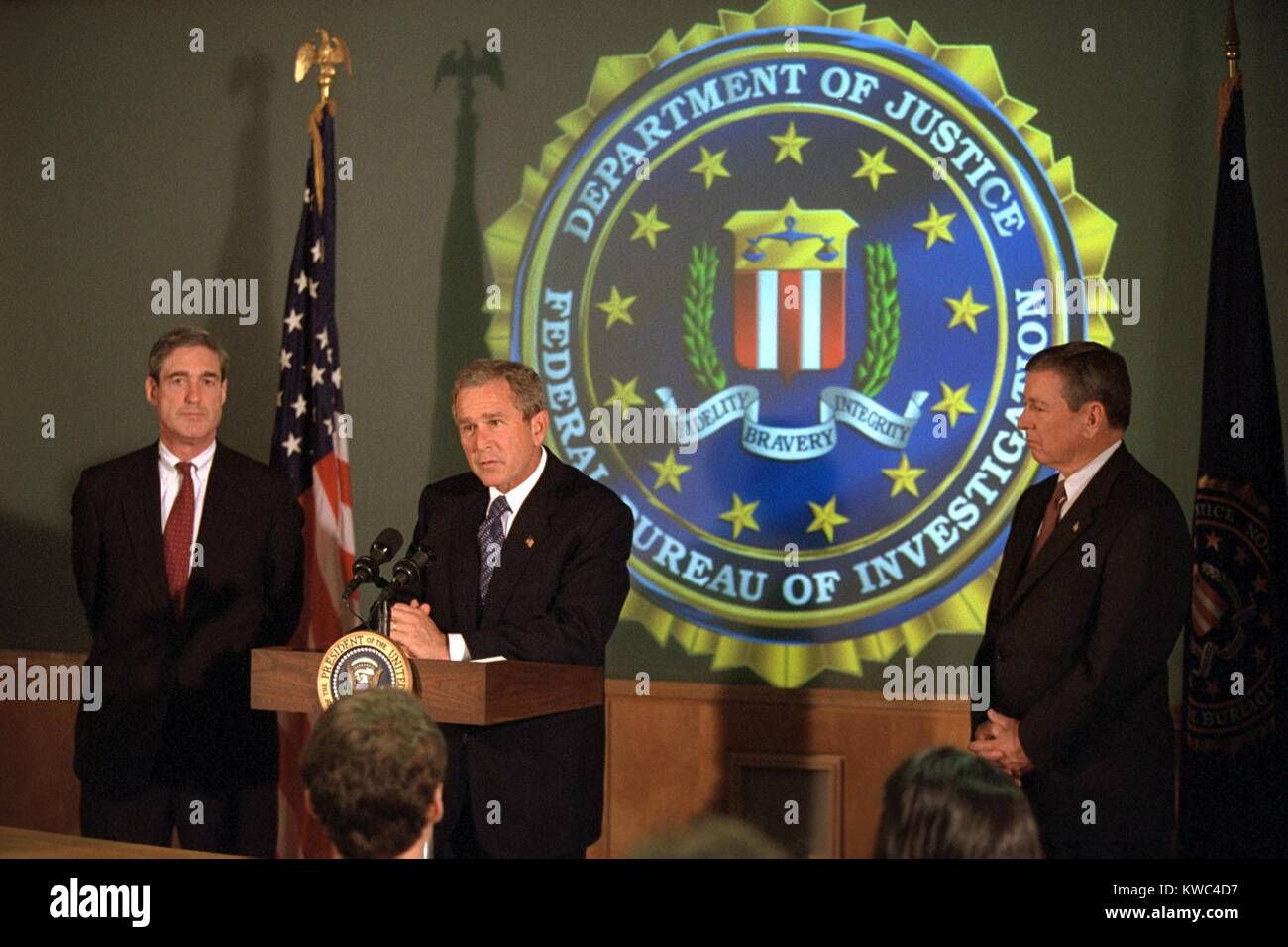 Präsident George W. Bush am FBI HAUPTQUARTIER, Sept. 25, 2001. Er wird von Direktor Robert Mueller flankiert, Links, und US-Justizminister John Ashcroft. (BSLOC 2015 2 168) Stockfoto