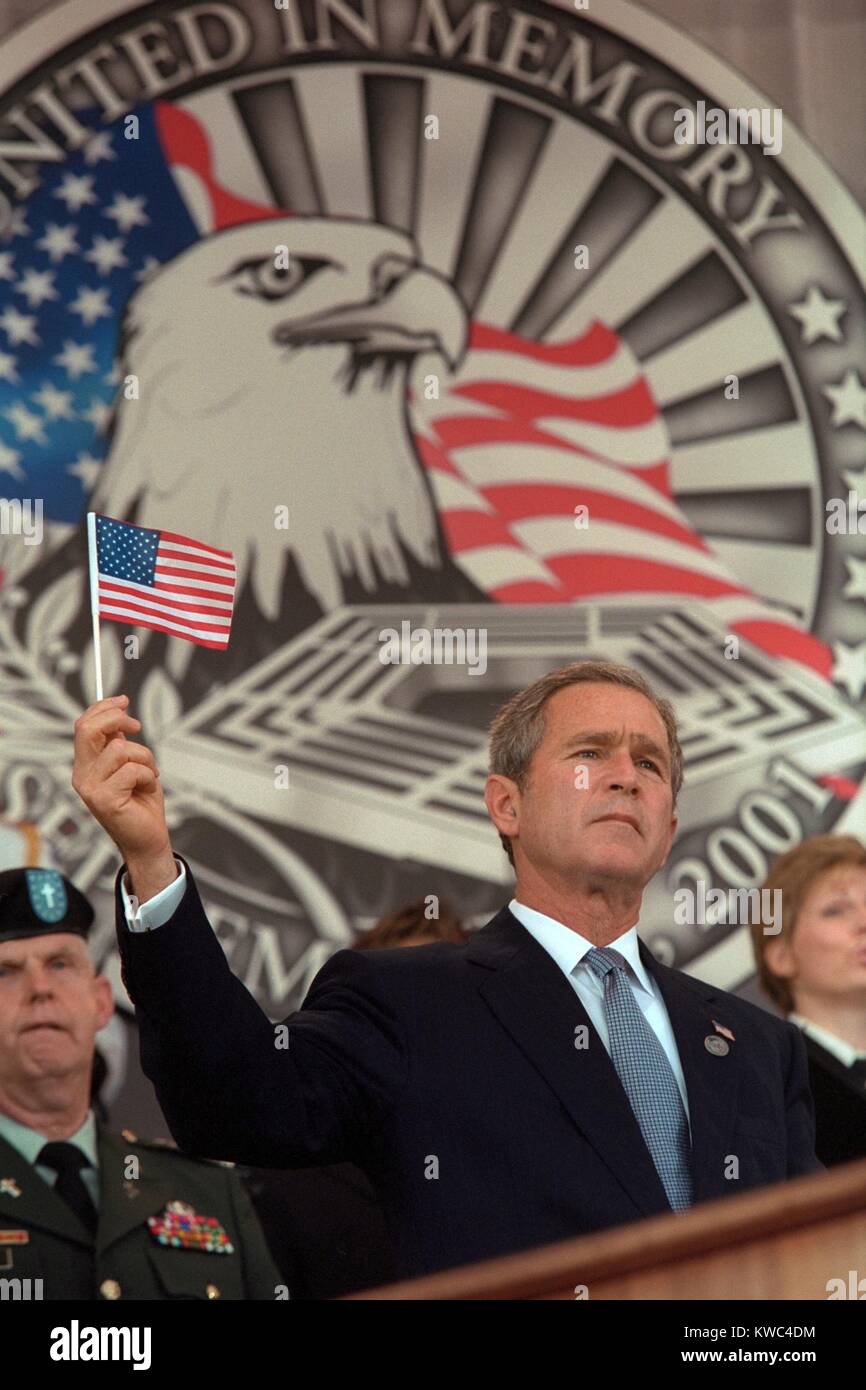 Präsident George W. Bush am Gedenkgottesdienst für die Opfer von 9 / 11 im Pentagon. Hinter Bush 43 ist eine aufwändige Kulisse mit einem Adler und er hält eine kleine amerikanische Flagge. 11. Oktober 2001, der einen Monat Jahrestag von 9 / 11-Anschläge. (BSLOC 2015 2 175) Stockfoto