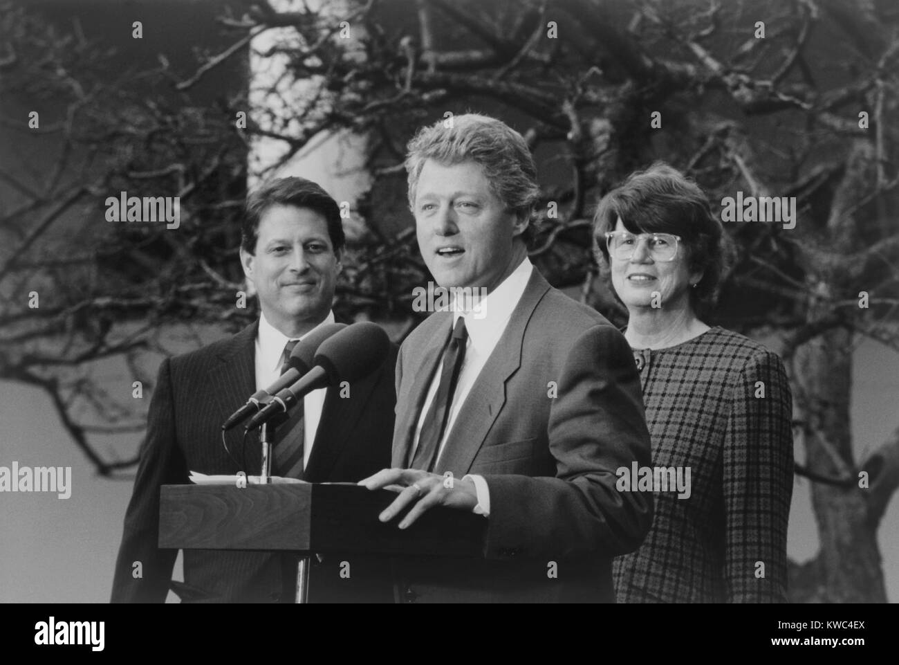 Präsident Bill Clinton mit VP Albert Gore und Attorney General Janet Reno. Reno war die erste Frau Attorney General und war 8 Jahre lang. (BSLOC_2015_2_188) Stockfoto