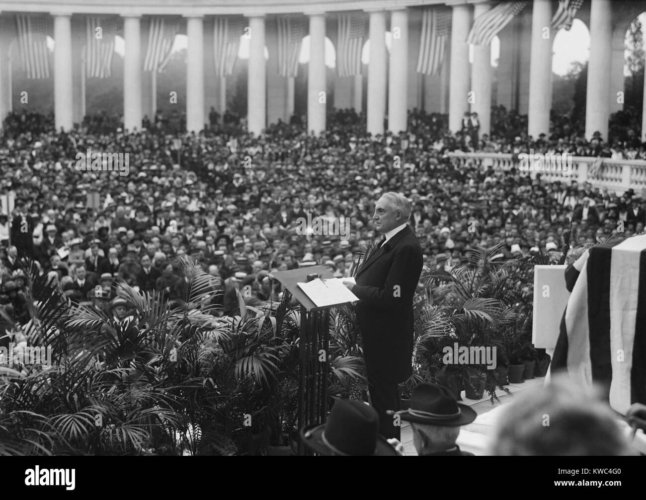 Präsident Warren Harding Adressierung einer Memorial Day Publikum auf dem Arlington National Cemetery. Ca. 1921-23. (BSLOC 2015 15 23) Stockfoto