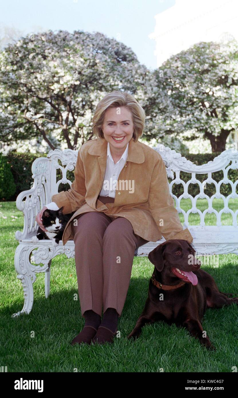 First Lady Hillary Rodham Clinton mit Socken die Katze und der Hund auf dem Rasen des weißen Hauses Buddy. 7. April 1999. (BSLOC 2015 2 205) Stockfoto
