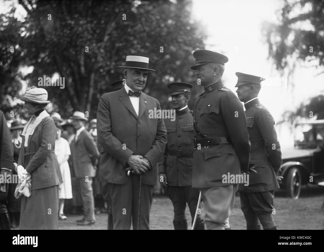 Präsident Warren Harding sprechen mit Generalstabschef General Pershing. Ca. 1921-23. Auf der linken Seite ist die First Lady Florence Harding. (BSLOC 2015 15 30) Stockfoto