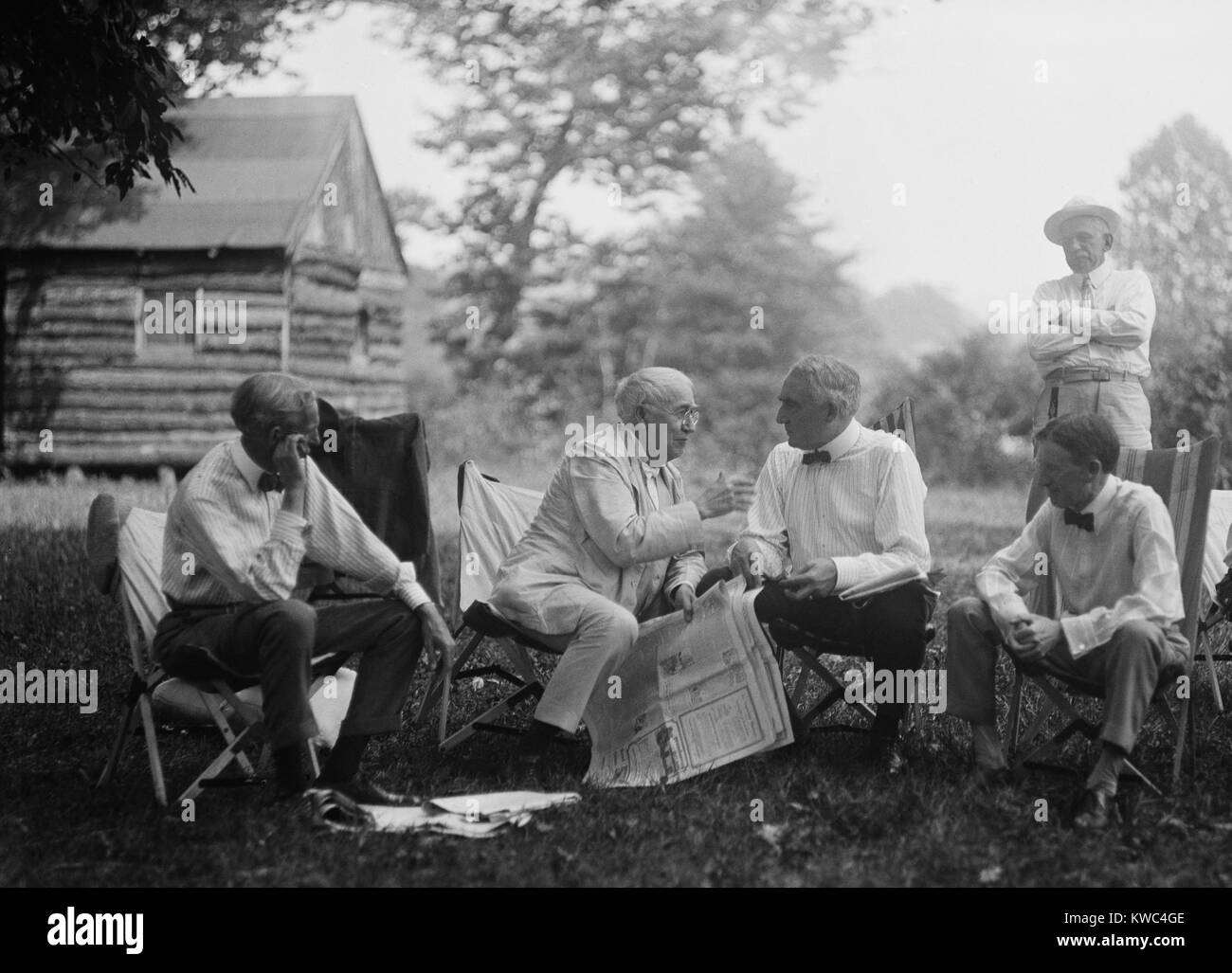 Henry Ford, Thomas Edison, Präsident Warren Harding und Harvey Firestone. Harding trat der Industrie auf Ihrem Campingplatz in Maryland am 19. Juli 1921. (BSLOC 2015 15 31) Stockfoto