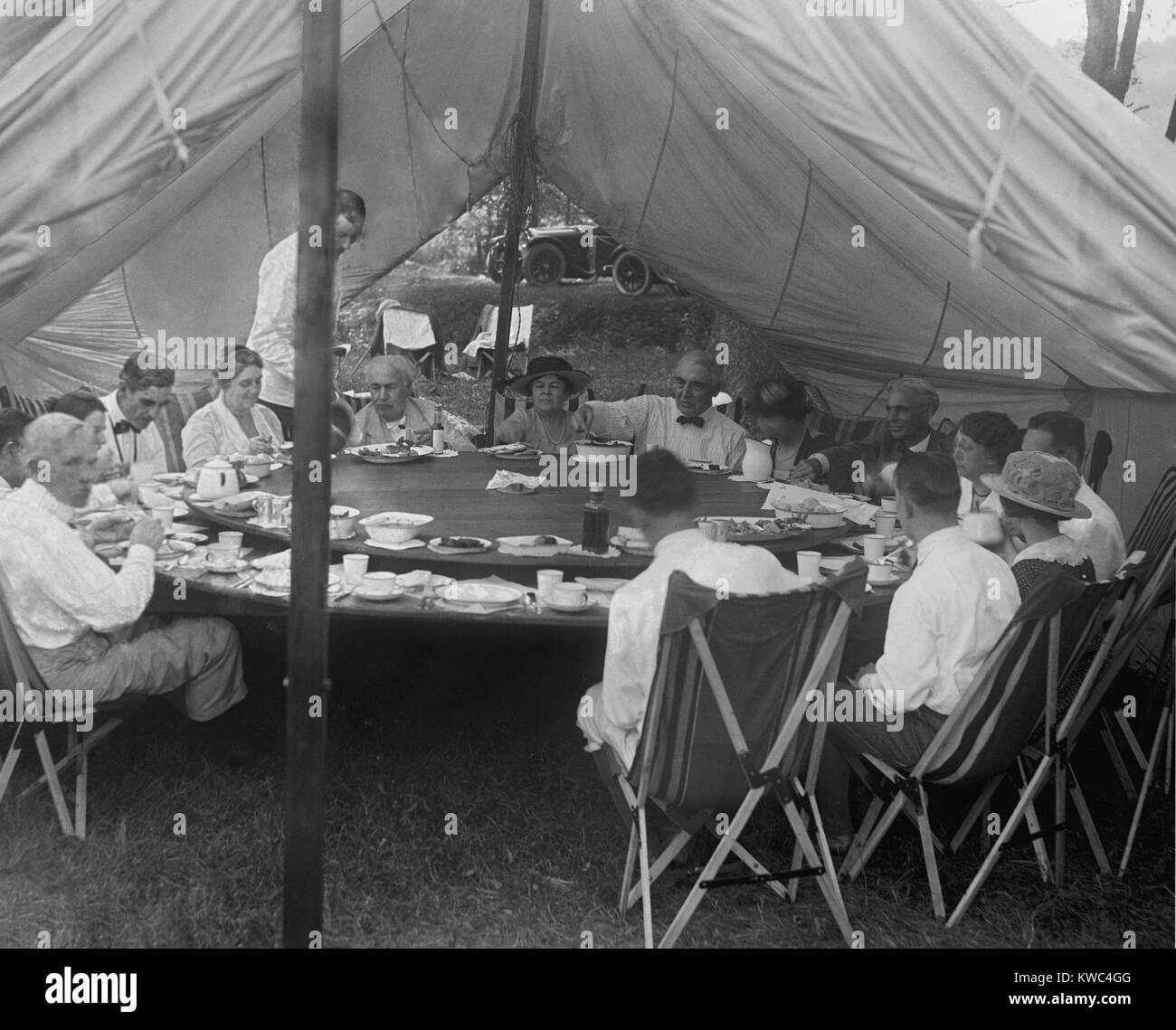 Präsident Warren Harding hat Mittagessen in einem Zelt, mit Thomas Edison und Henry Ford (auf der rechten Seite). Harding trat der Industrie auf Ihrem Campingplatz in Maryland am 19. Juli 1921 (BSLOC 2015 15 32) Stockfoto