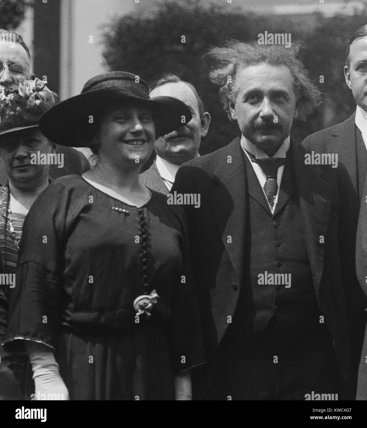Der Physiker Albert Einstein und seine zweite Frau Elsa Lowenthal, im Weißen Haus. Sie waren als Gäste von Präsident Warren Harding. April 25, 1921. (BSLOC 2015 15 36) Stockfoto Der Physiker Albert Einstein und seine zweite Frau Elsa Lowenthal, im Weißen Haus. Sie waren als Gäste von Präsident Warren Harding. April 25, 1921. (BSLOC 2015 15 36) Stockfoto