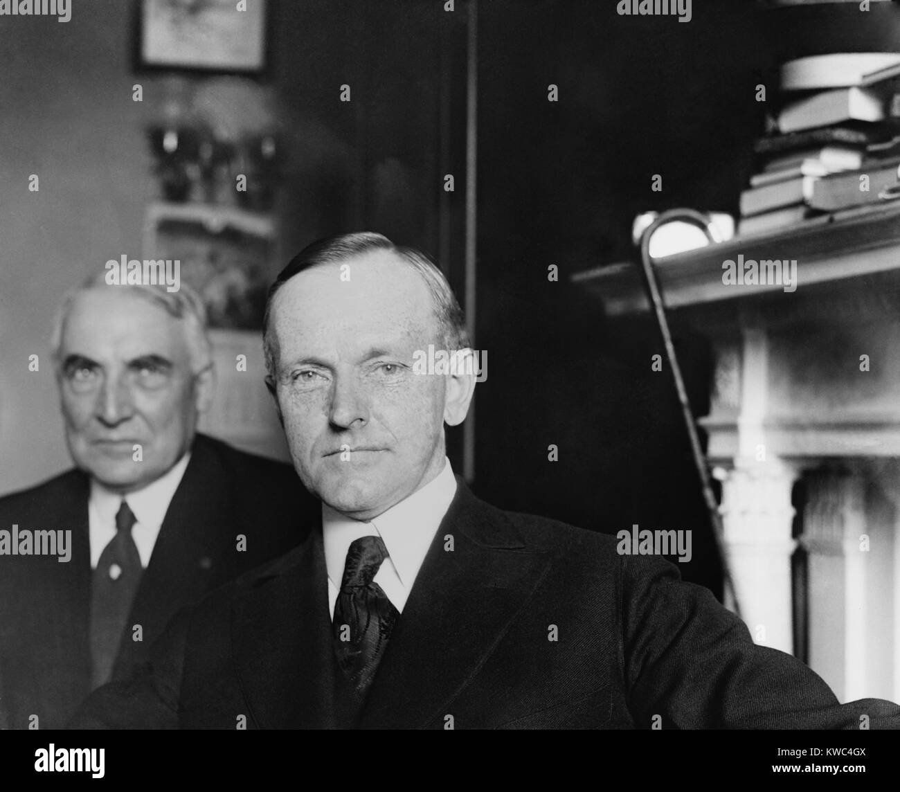 1920 republikanischen Vizepräsidentenkandidaten Calvin Coolidge, Gouverneur von Massachusetts. Im Hintergrund ist Senator Warren Harding, der gewählt wurde Präsident. Marion, Ohio, 30. Juni 1920. (BSLOC 2015 15 37) Stockfoto