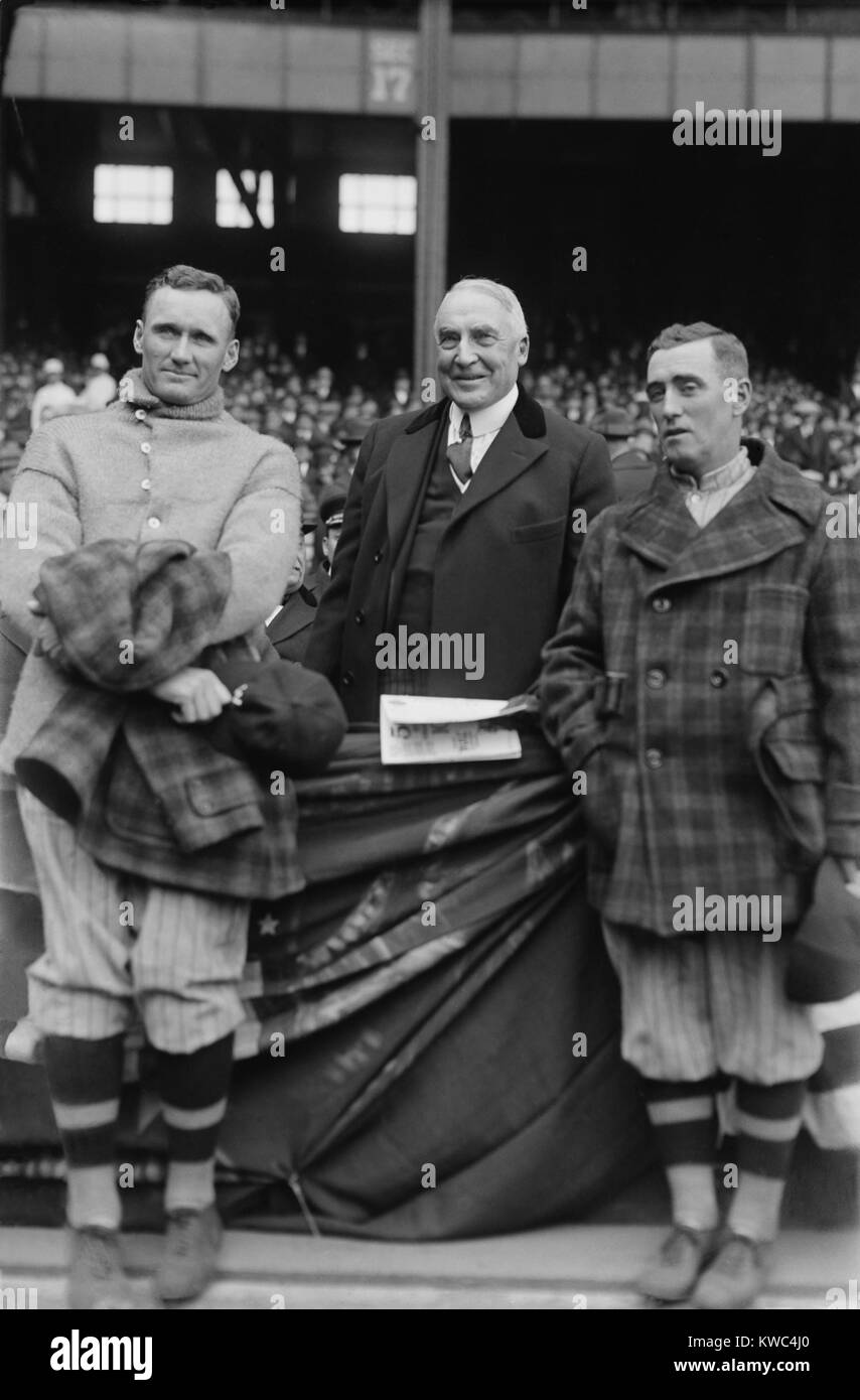 Präsident Warren Harding wirft mit Baseballspieler, Leslie Bush und Walter Johnson (links). Yankee Stadium, New York City, 24. April 1923. (BSLOC 2015 15 49) Stockfoto