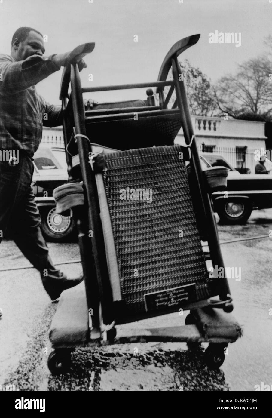 Präsident Kennedy Schaukelstuhl zog aus dem weißen Haus am 23. November 1963. Am Tag nach seiner Ermordung wurden die Presidential Büros für den neuen Präsidenten Lyndon Johnson vorbereitet. (BSLOC 2015 2 232) Stockfoto