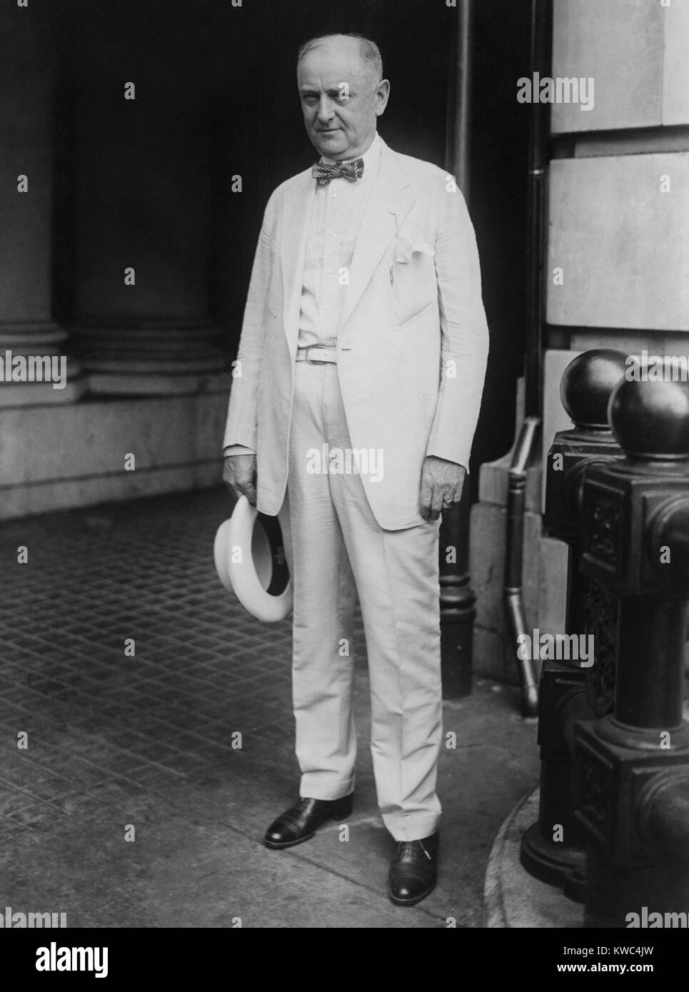 Attorney General Harry Daugherty nach einem Treffen mit neuer Präsident Calvin Coolidge. Weißes Haus, 13.08.1923. Sieben Monate später Coolidge gefragt nach seinem Rücktritt wegen der Vorwürfe der Bestechung und den Verkauf von begnadigungen. Daugherty wurde angeklagt, versucht, aber im Jahr 1926 freigesprochen. (BSLOC 2015 15 63) Stockfoto