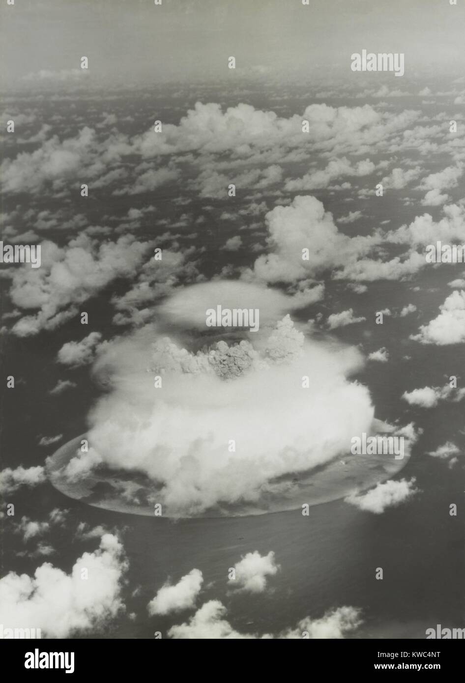 Der Bäcker Test von Operation Crossroads, 25. Juli 1946. Der Feuerball und Wasser Spalte ergeben sich aus der Kuppel der Kondensation Cloud weniger als zwei Sekunden nach der Detonation. (BSLOC 2015 2 2 4) Stockfoto