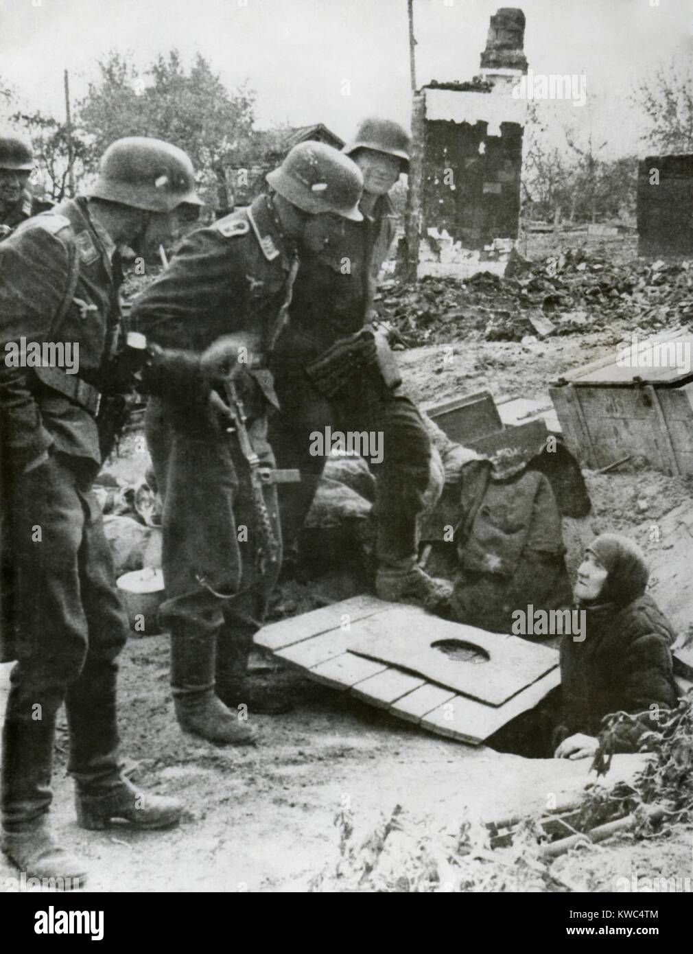 In Stalingrad, Deutsche Soldaten einer alten russischen ältere Frau aus ihrem Versteck heraus. Ende Sommer 1942. Weltkrieg 2 (BSLOC 2015 13 108) Stockfoto