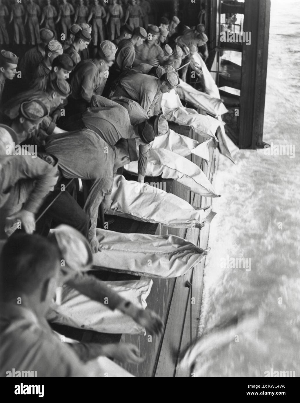 Bestattung auf See für die Offiziere und Soldaten der USS Intrepid während des Zweiten Weltkrieges 2. Sie wurden getötet, wenn der Träger durch die japanischen Bomben während Operationen in den Philippinen geschlagen wurde. Nov, 26., 1944. Foto von Barrett Gallagher, U.S. Naval Aviation fotografischen. (BSLOC 2015 13 120) Stockfoto