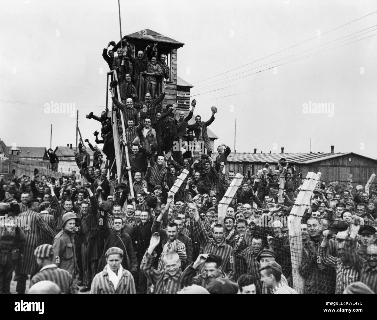 Dachau Häftlinge Wave und der Siebten US-Armee Befreier zuzujubeln. April 29, 1945, 2.Weltkrieg (BSLOC 2015 13 18) Stockfoto