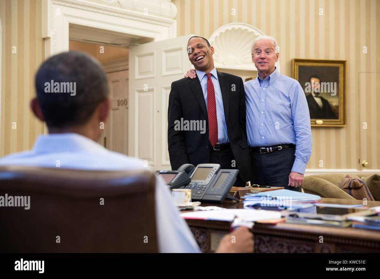 Präsident Obama Gespräche mit Vizepräsident Joe Biden und Rob Nabors, Direktor der gesetzgebenden Angelegenheiten. Oval Office, Weißes Haus, Dez. 30, 2012. (BSLOC 2015 13 227) Stockfoto