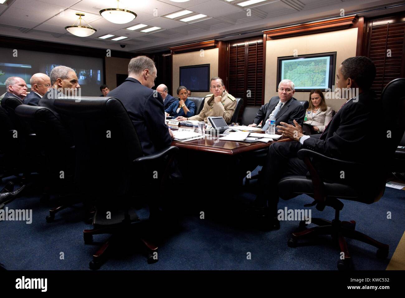 Präsident Obama trifft sich mit der nationalen Sicherheit Team auf Afghanistan und Pakistan, den 25. April 2011. Lage Zimmer im Weißen Haus, im Uhrzeigersinn von Präsident: Tom Donilon, Eric Holder, James Clapper, John Brennan, Neal Wolin, Bill Daley, Susan Rice, Adm. Michael Mullen, Robert Gates, und Michele Flournoy (BSLOC 2015 13 265) Stockfoto