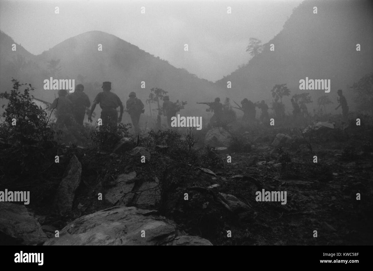 Us-Soldaten Zug in anti-Guerilla Taktik in den vietnamesischen Dschungel, 17. April 1961. Foto von Robert Pfeffer Martin. (BSLOC 2015 14 132) Stockfoto