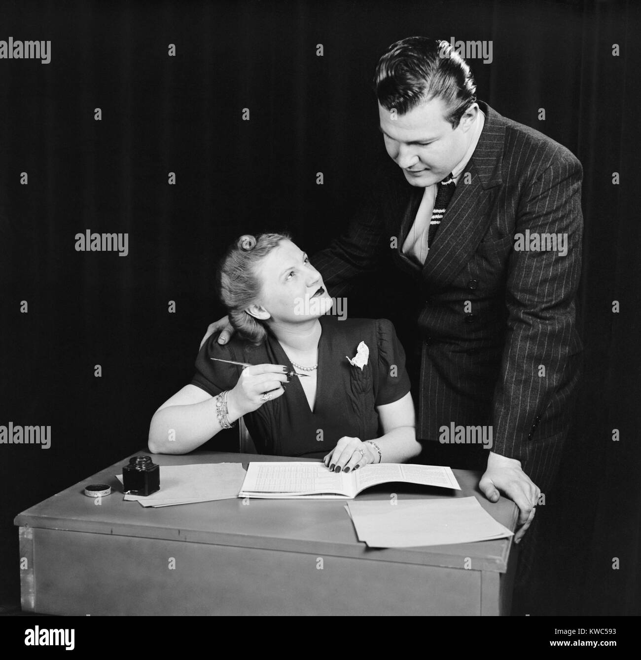 Paar, Haushalt, Ca. 1940. Es ist eine frühe "kommerzielle" Foto produziert die Bedürfnisse der wachsenden drucken Werbung zu erfüllen. (BSLOC 2015 14 147) Stockfoto