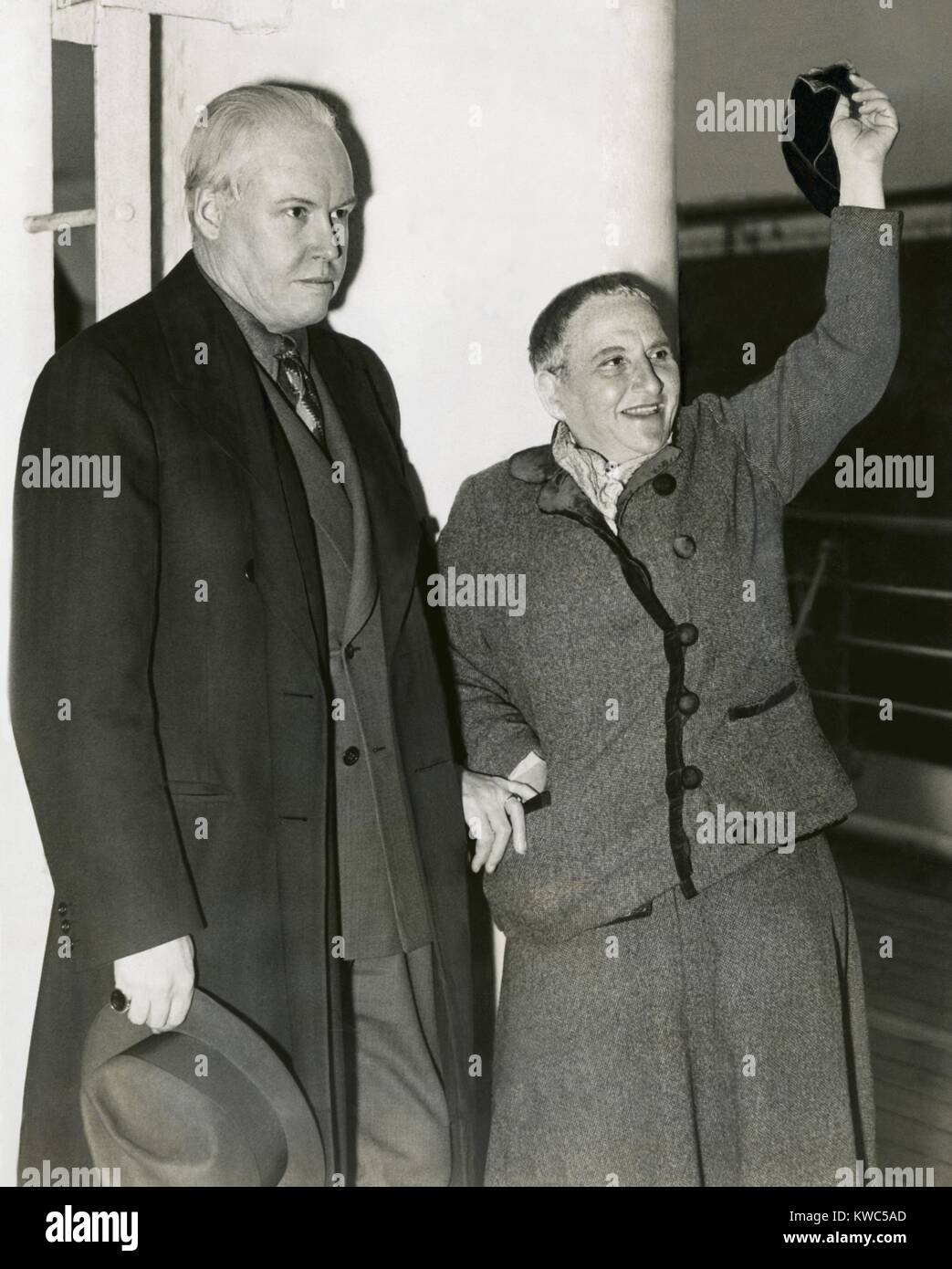 Fotograf Carl Van Vechten mit Gertrude Stein, als Sie Wellen ihren Hut von S.S. Champlain. Mai 4, 1935. Stein habe die Teil der Expatriate kunst Gemeinschaft gewesen ist Paris seit Jahrzehnten. 1933 veröffentlichte sie einen Bestseller Abhandlung, "die Autobiographie von Alice B. Toklas", in der Stimme des Toklas geschrieben, ihr Leben Partner. (BSLOC 2015 14 179) Stockfoto