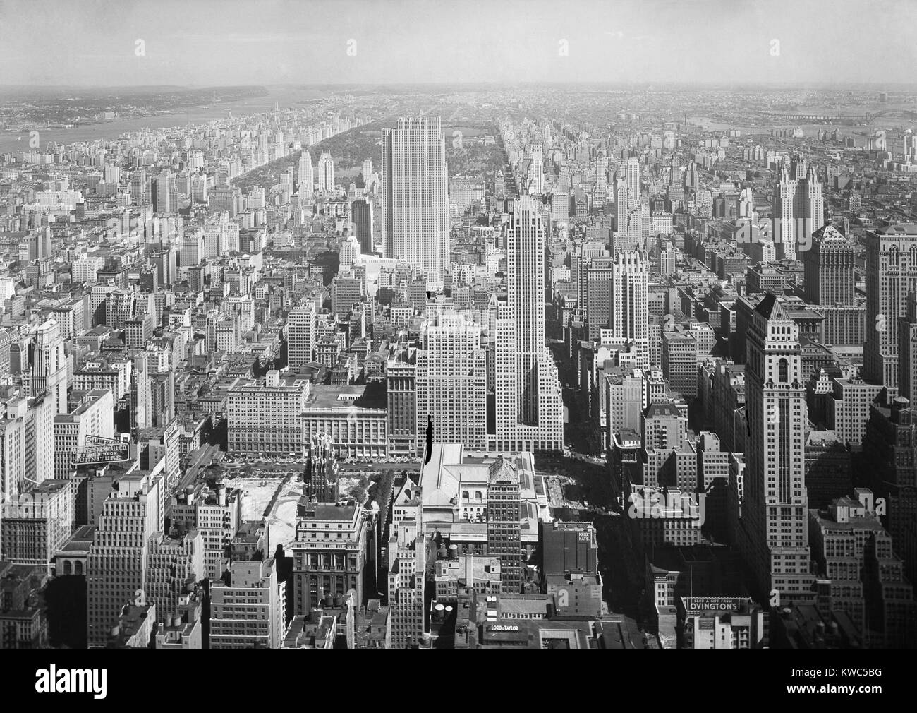 Blick nach Norden von der NYC Empire State Building, enthält das neue RCA-Gebäude. Sept. 11, 1933. Darüber hinaus sind die Upper West- und Ostseite, direkt angrenzend an den Central Park. Foto von Samuel H. Gottscho. (BSLOC 2015 14 204) Stockfoto
