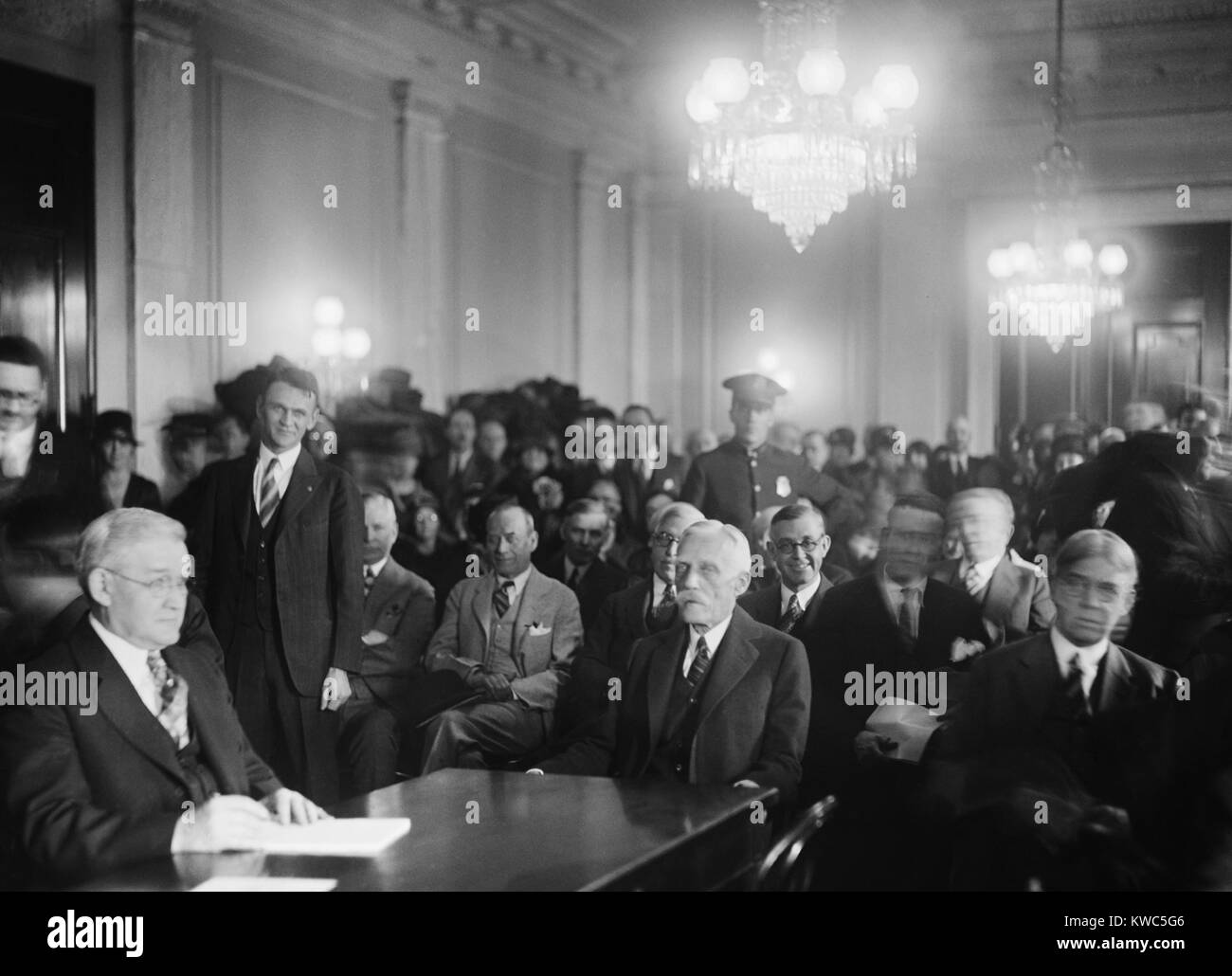 Andrew Mellon, der Aussage vor dem Senat öl Untersuchungsausschuss. März 13, 1928. Der Staatssekretär im Finanzministerium war über seine Weigerung bis 50.000 $ in Anleihen von der Continental Handelsunternehmen akzeptieren in Frage gestellt, für die republikanische Kampagne Fonds in 1923. Mellon verweigert, weil sie von korrupten ölindustrielle Harry Sinclair kam. (BSLOC 2015 15 111) Stockfoto